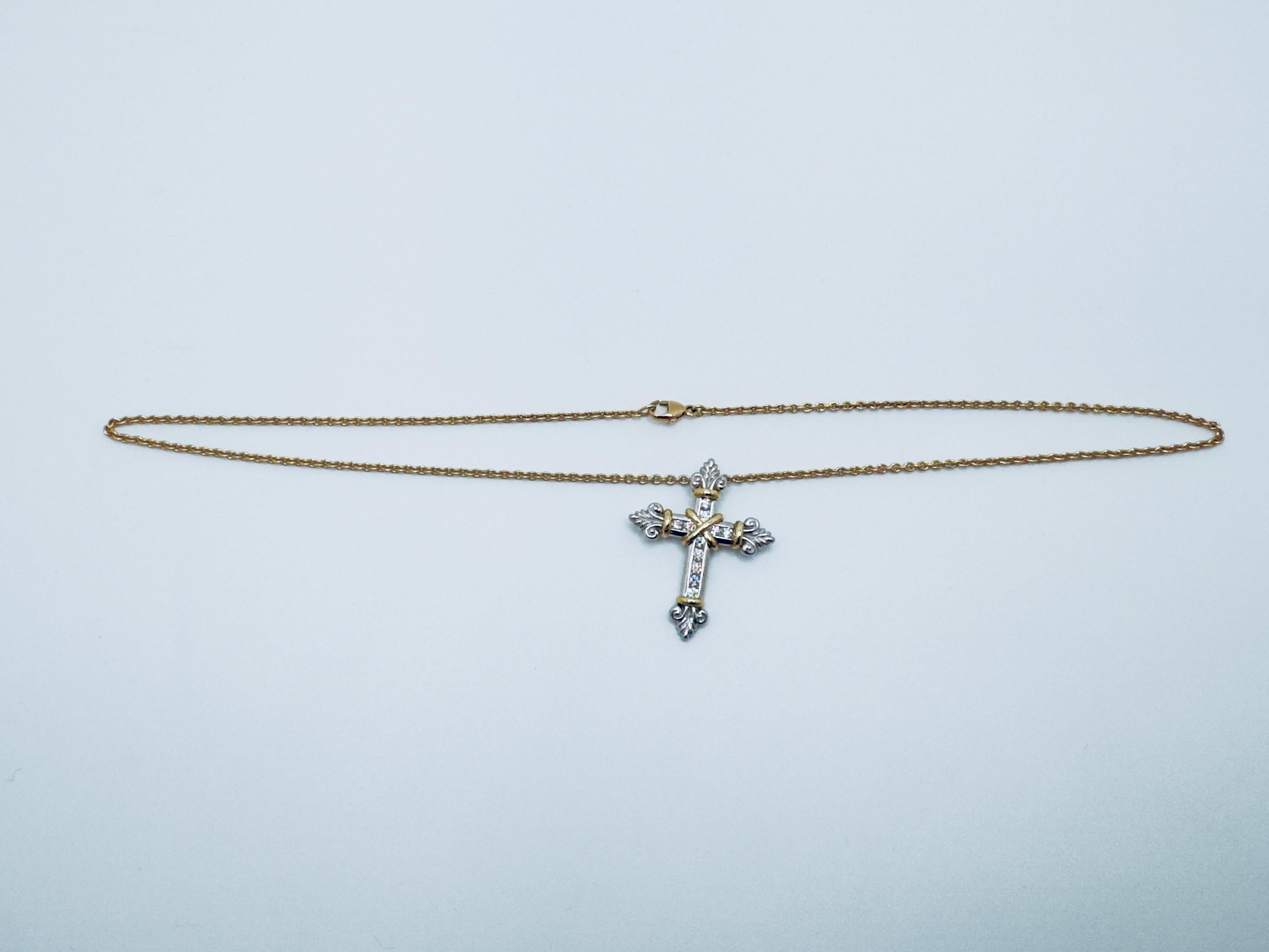 Taglio rotondo 18K Yellow Gold Chain with Platinum Diamond Cross Pendant in vendita