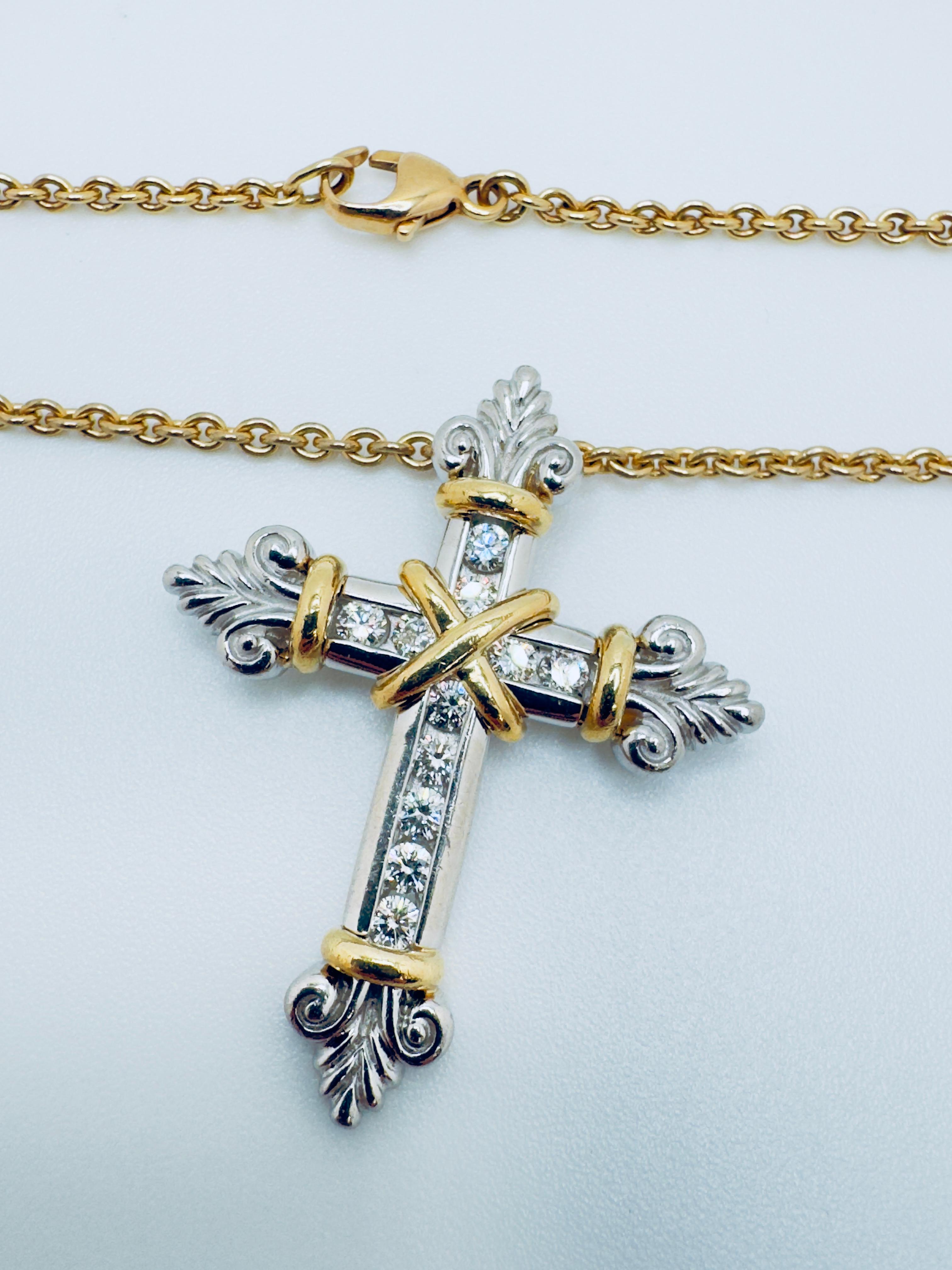 18K Yellow Gold Chain with Platinum Diamond Cross Pendant In condizioni buone in vendita a Palm Desert, CA