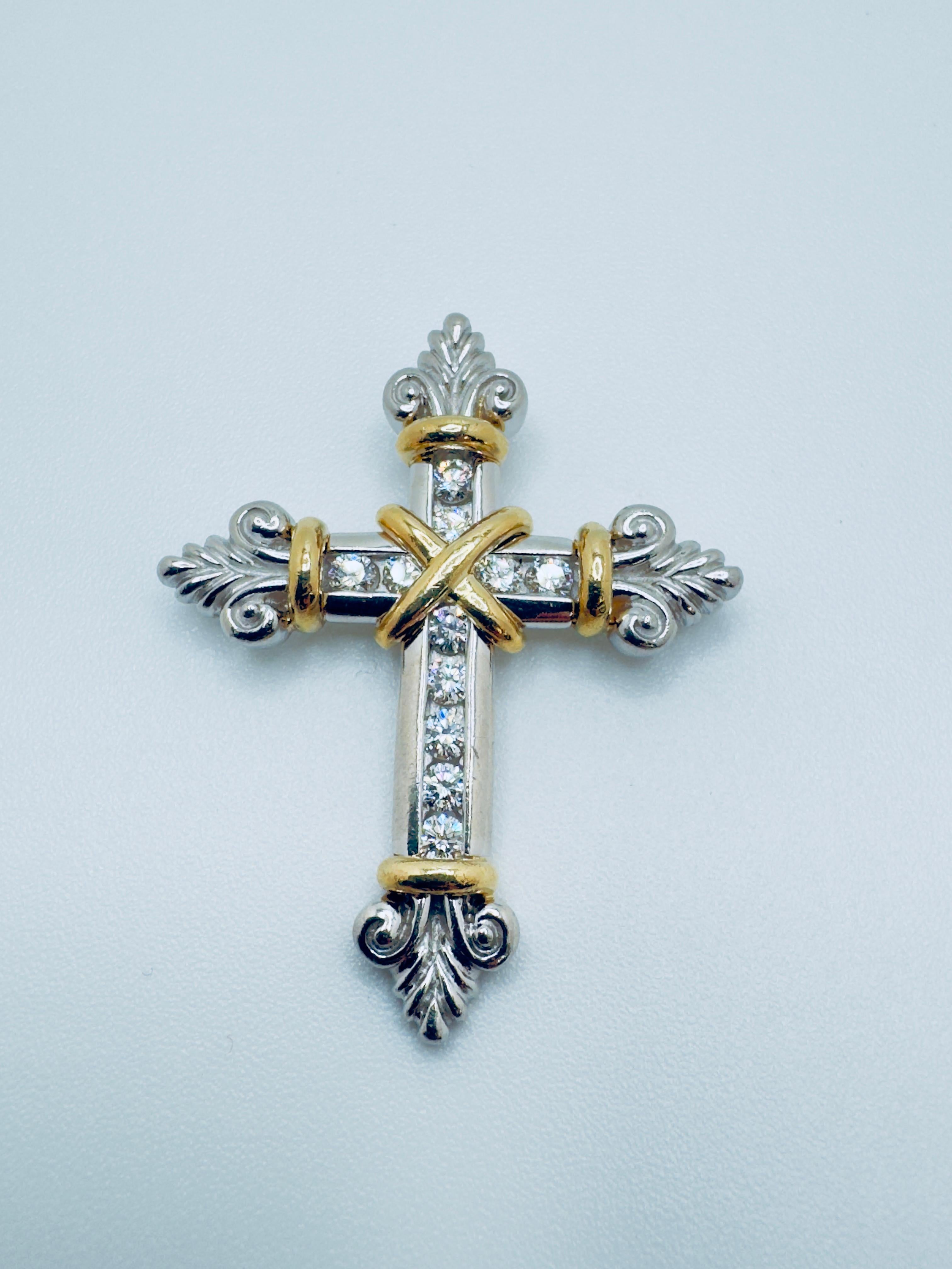 da uomo o donna 18K Yellow Gold Chain with Platinum Diamond Cross Pendant in vendita