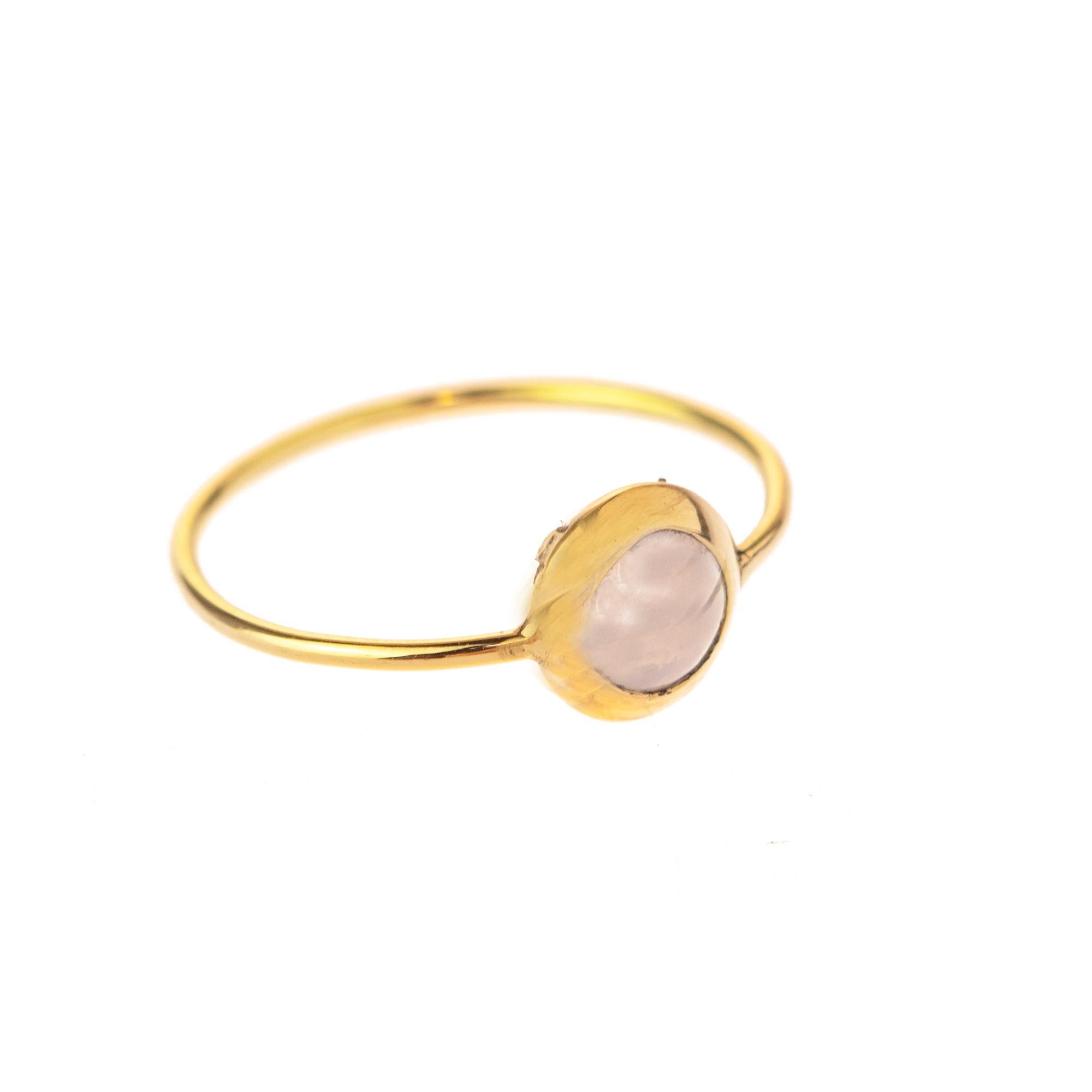 18 Karat Gelbgold Chalcedon Cabochon Boho Chic Stapelbarer Deco Ring Intini Juwelen für Damen oder Herren im Angebot