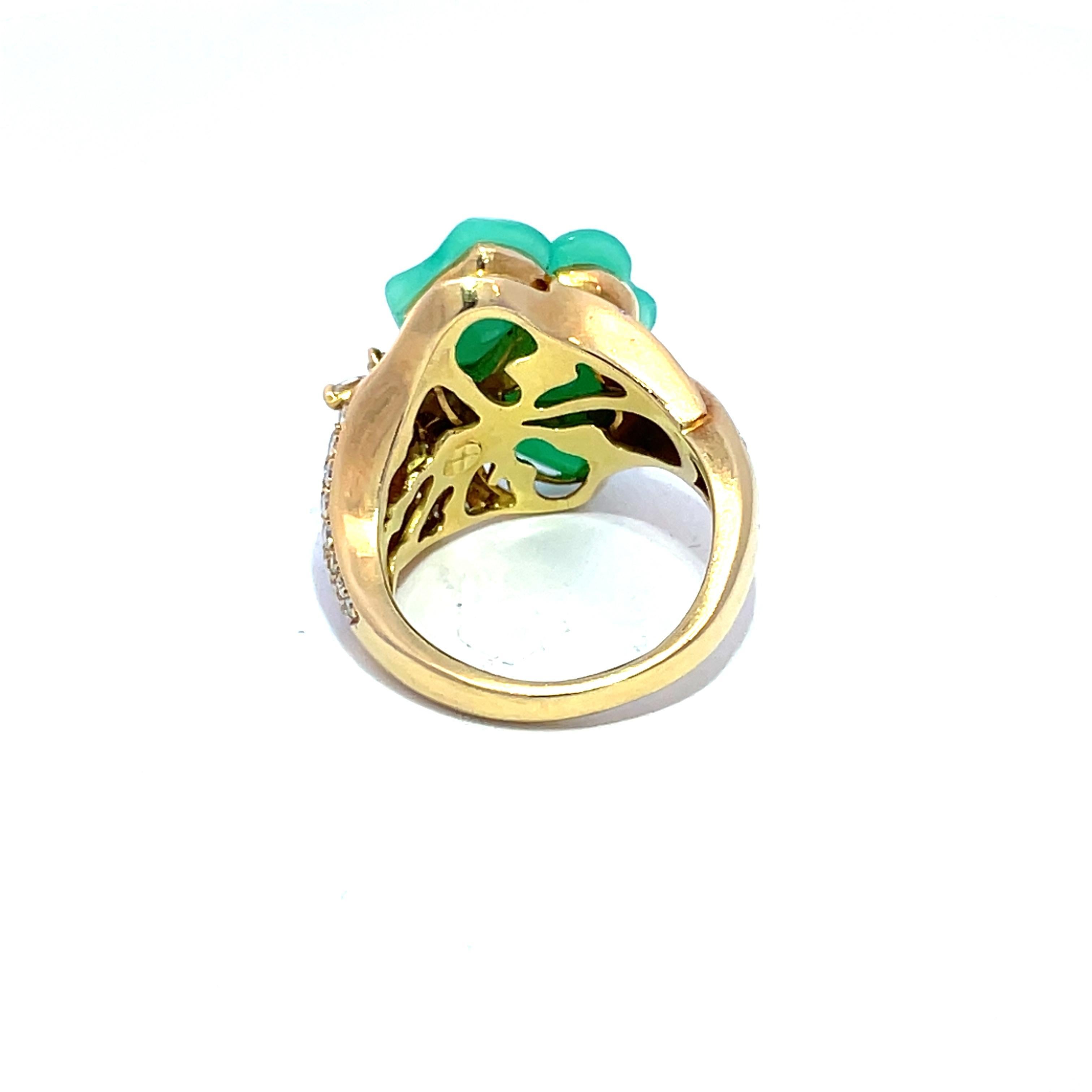 Erhöhen Sie Ihre Schmucksammlung mit diesem exquisiten Modering aus 18 Karat Gelbgold, einem atemberaubenden Stück, das Eleganz und Kunstfertigkeit auf wunderbare Weise vereint. Dieser Ring mit einer bezaubernden Blume aus grünem Chalzedon in der