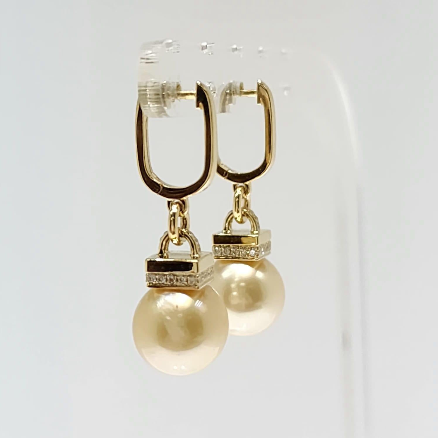 Donna Orecchini a cerchio in oro giallo 18K con perle dei mari del sud e diamanti - Perle da 10 mm in vendita