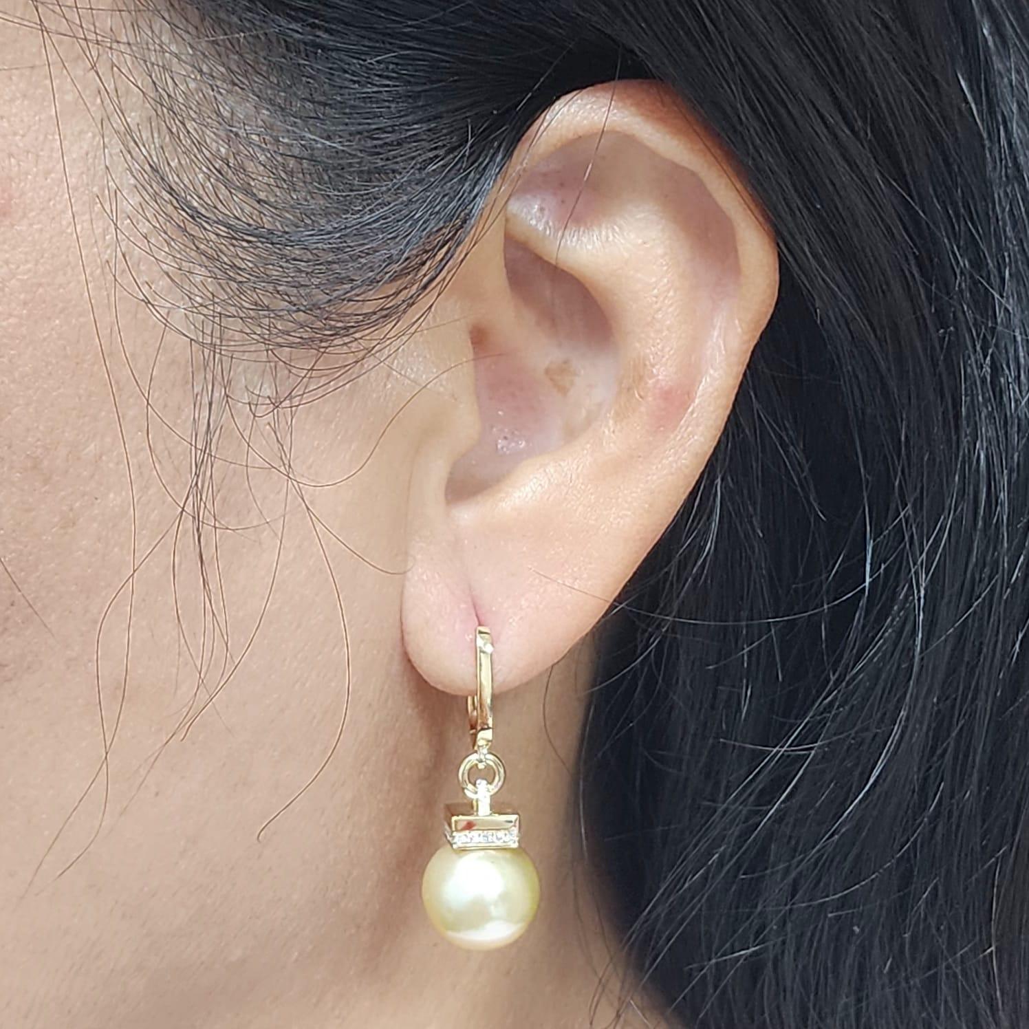 Moderno Orecchini a cerchio in oro giallo 18K con perle dei mari del sud e diamanti-11,5 mm in vendita