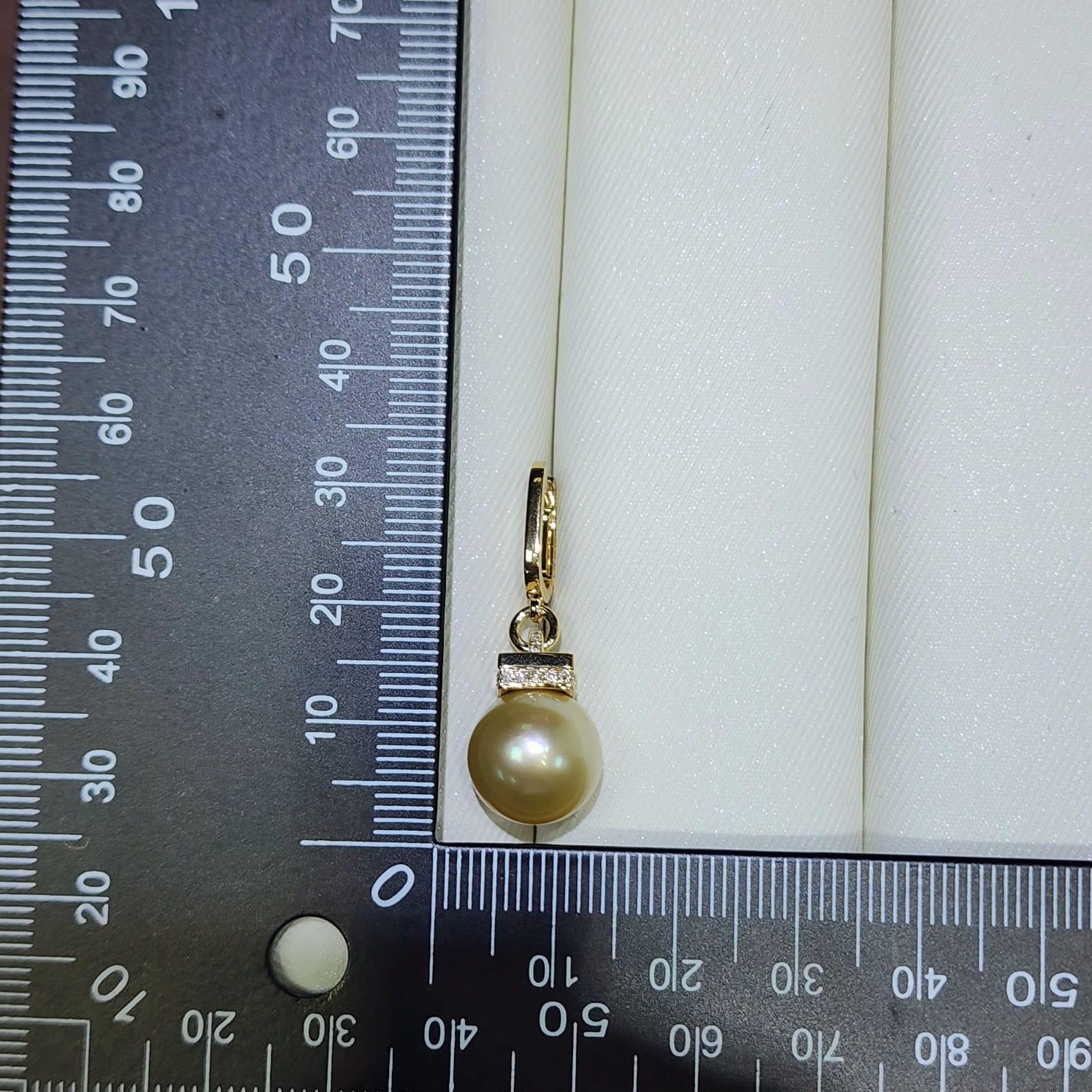 Taglio rotondo Orecchini a cerchio in oro giallo 18K con perle dei mari del sud e diamanti-11,5 mm in vendita
