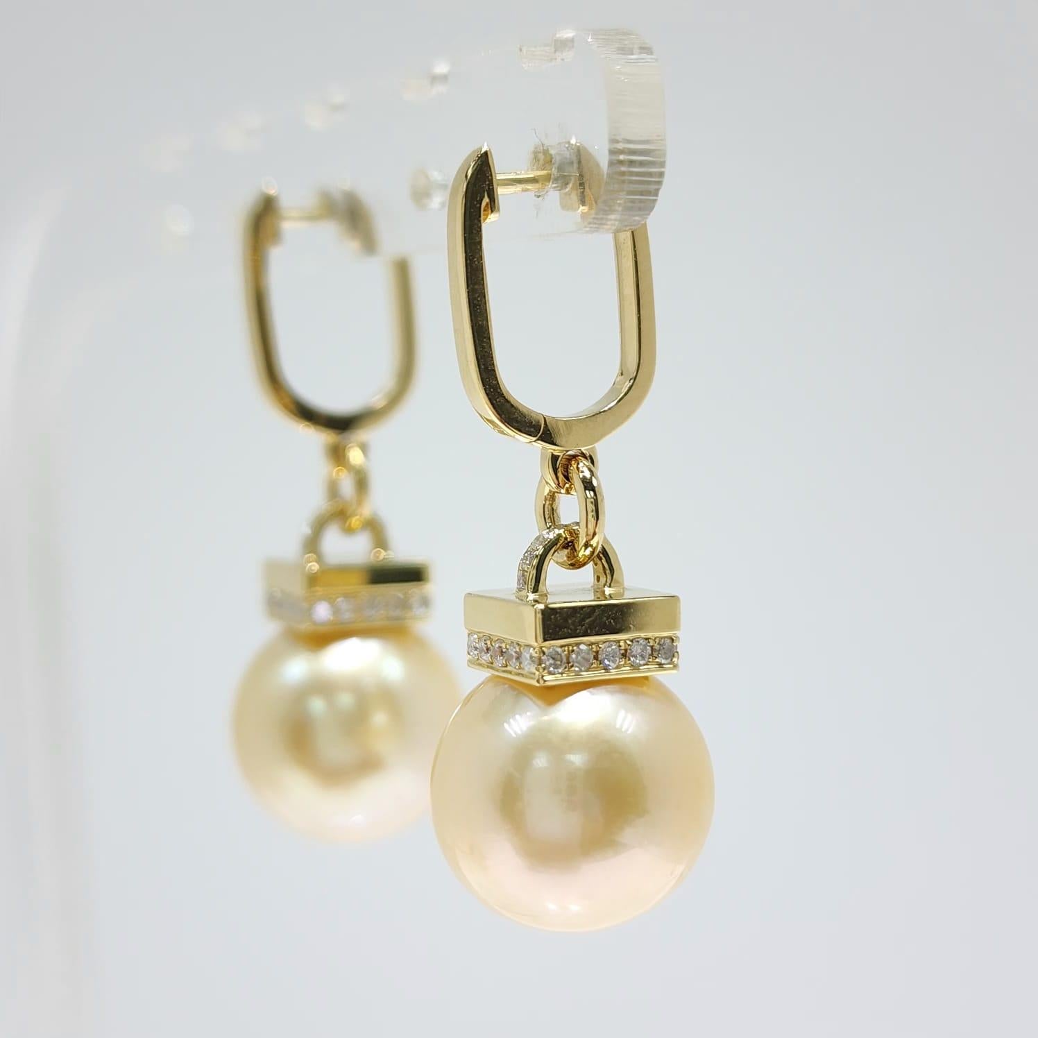 Donna Orecchini a cerchio in oro giallo 18K con perle dei mari del sud e diamanti-11,5 mm in vendita