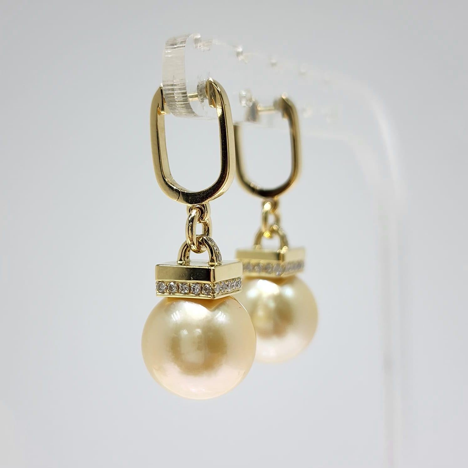 Orecchini a cerchio in oro giallo 18K con perle dei mari del sud e diamanti-11,5 mm in vendita 1