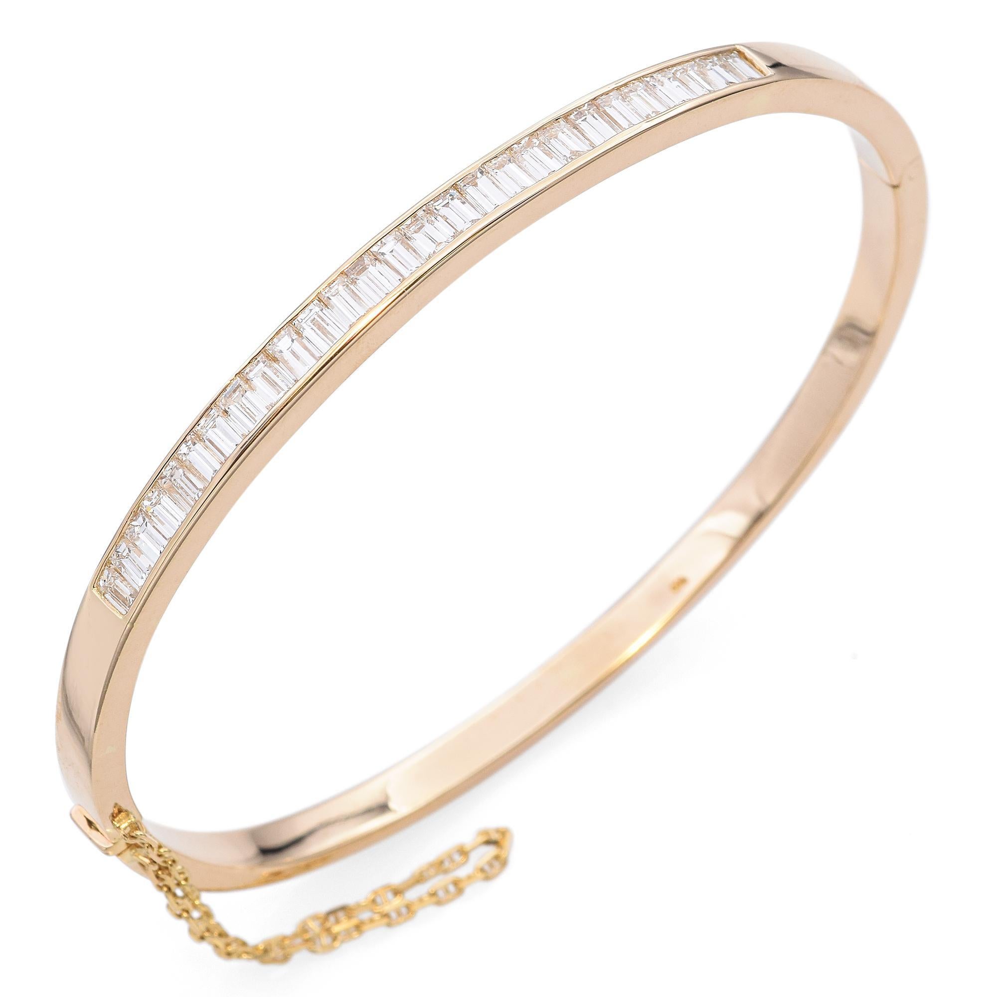 Ce bracelet élégant est réalisé en or jaune 18 carats et présente une rangée de diamants de taille baguette sertis en canal. Les diamants sont disposés de façon homogène, offrant une ligne continue de brillance avec une sensation moderne et