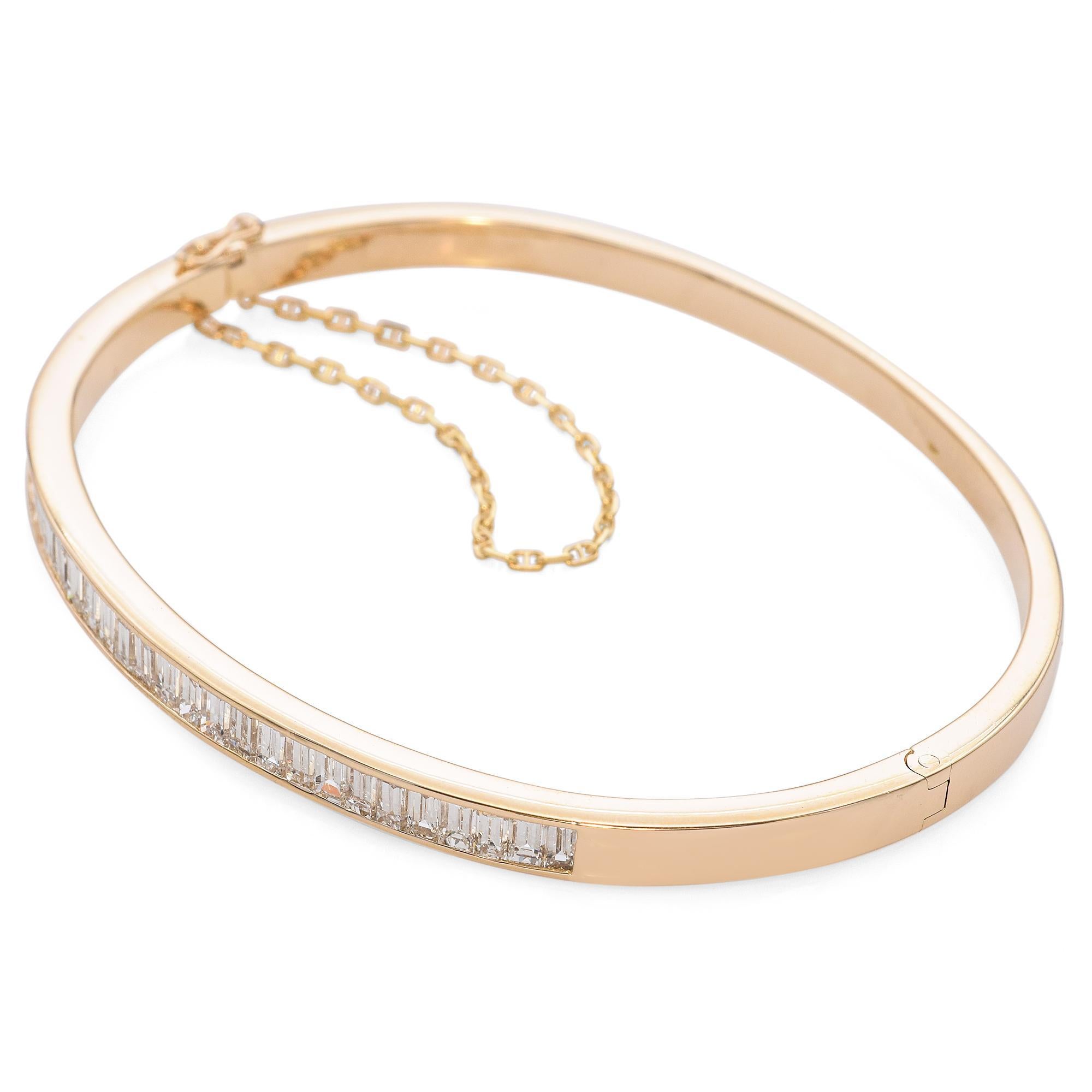 Taille baguette Bracelet jonc en or jaune 18 carats serti de diamants taille baguette en vente