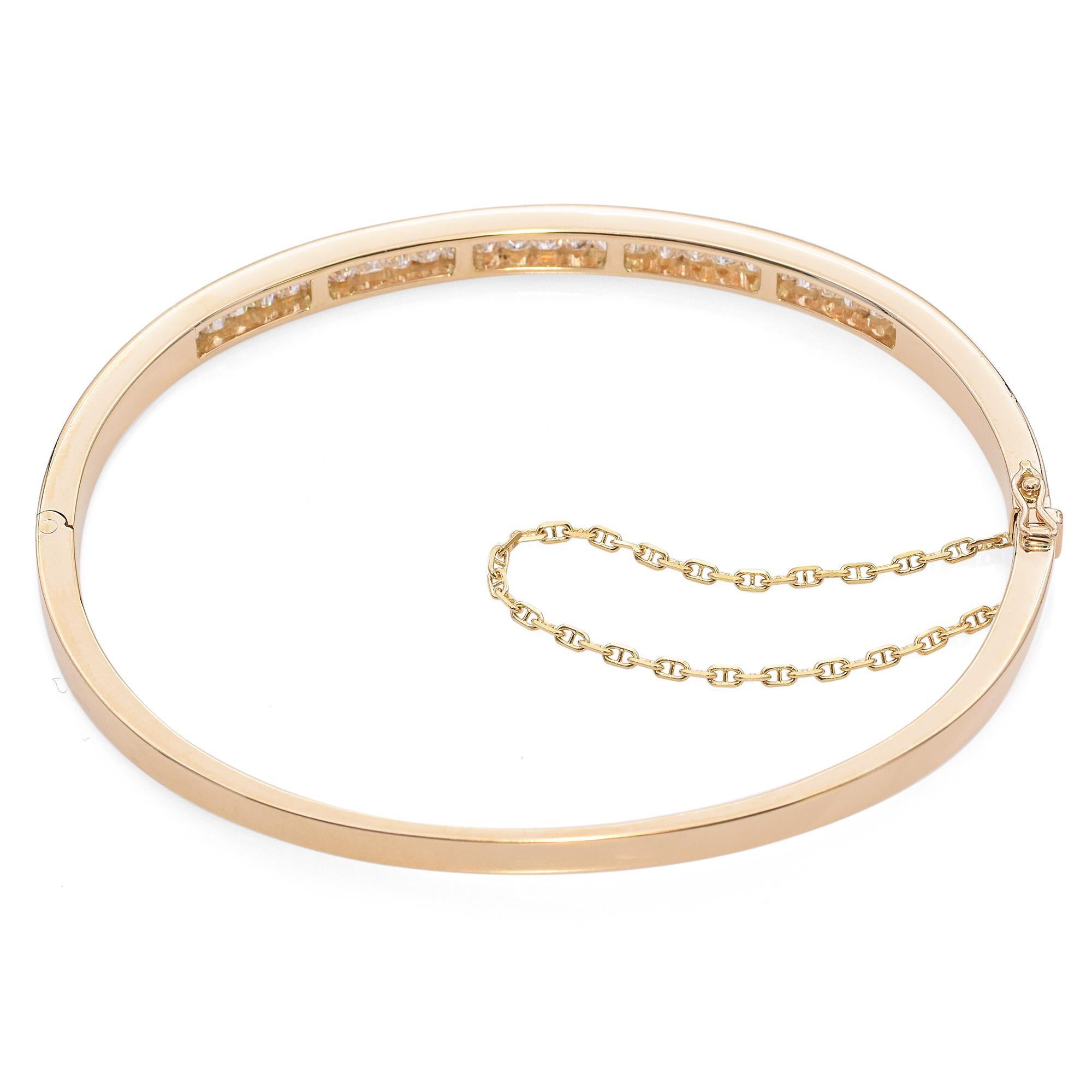 Bracelet jonc en or jaune 18 carats serti de diamants taille baguette Bon état - En vente à New York, NY