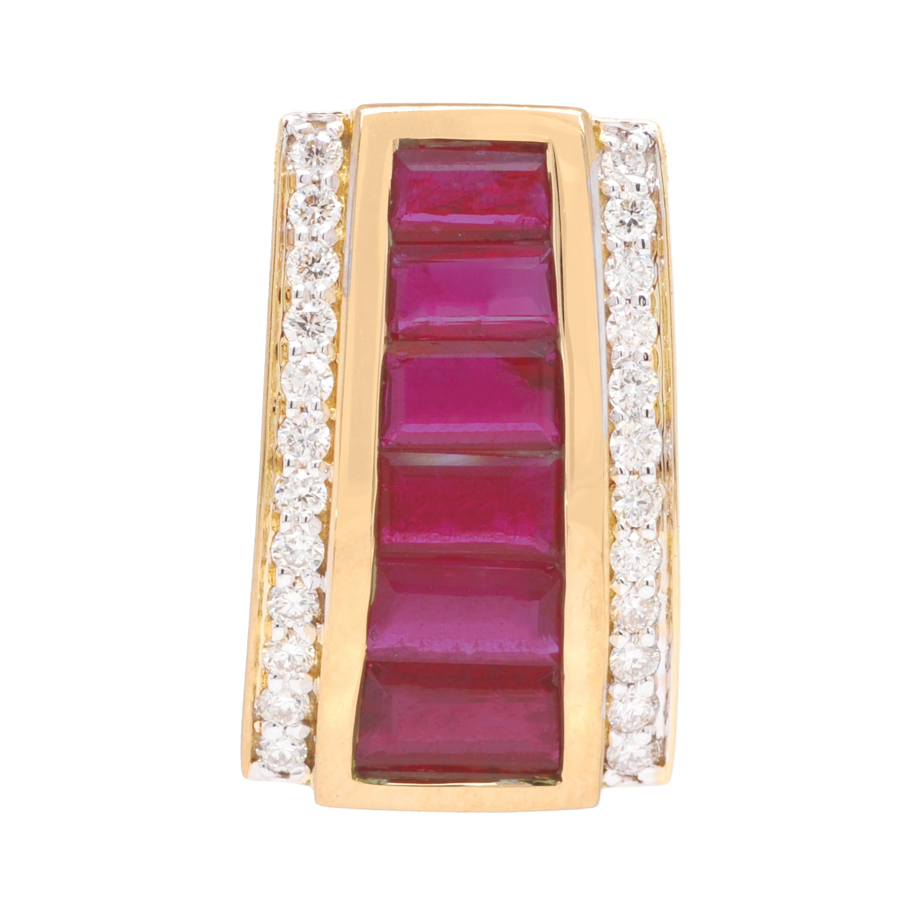 Boucles d'oreilles en or jaune 18 carats avec pendentif pyramidal en forme de baguette et de rubis, serties Channel en vente 4