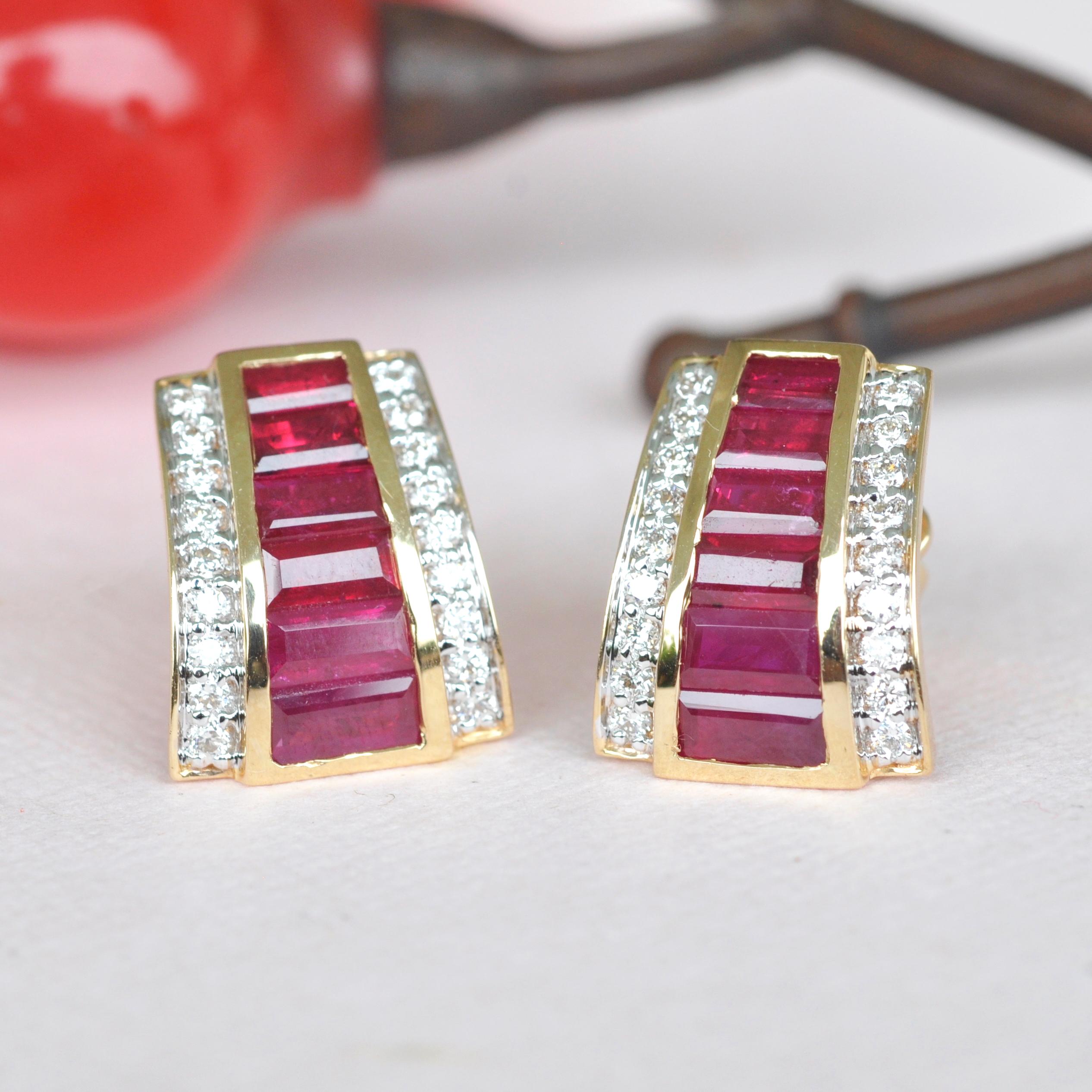 Boucles d'oreilles en or jaune 18 carats avec pendentif pyramidal en forme de baguette et de rubis, serties Channel en vente 5