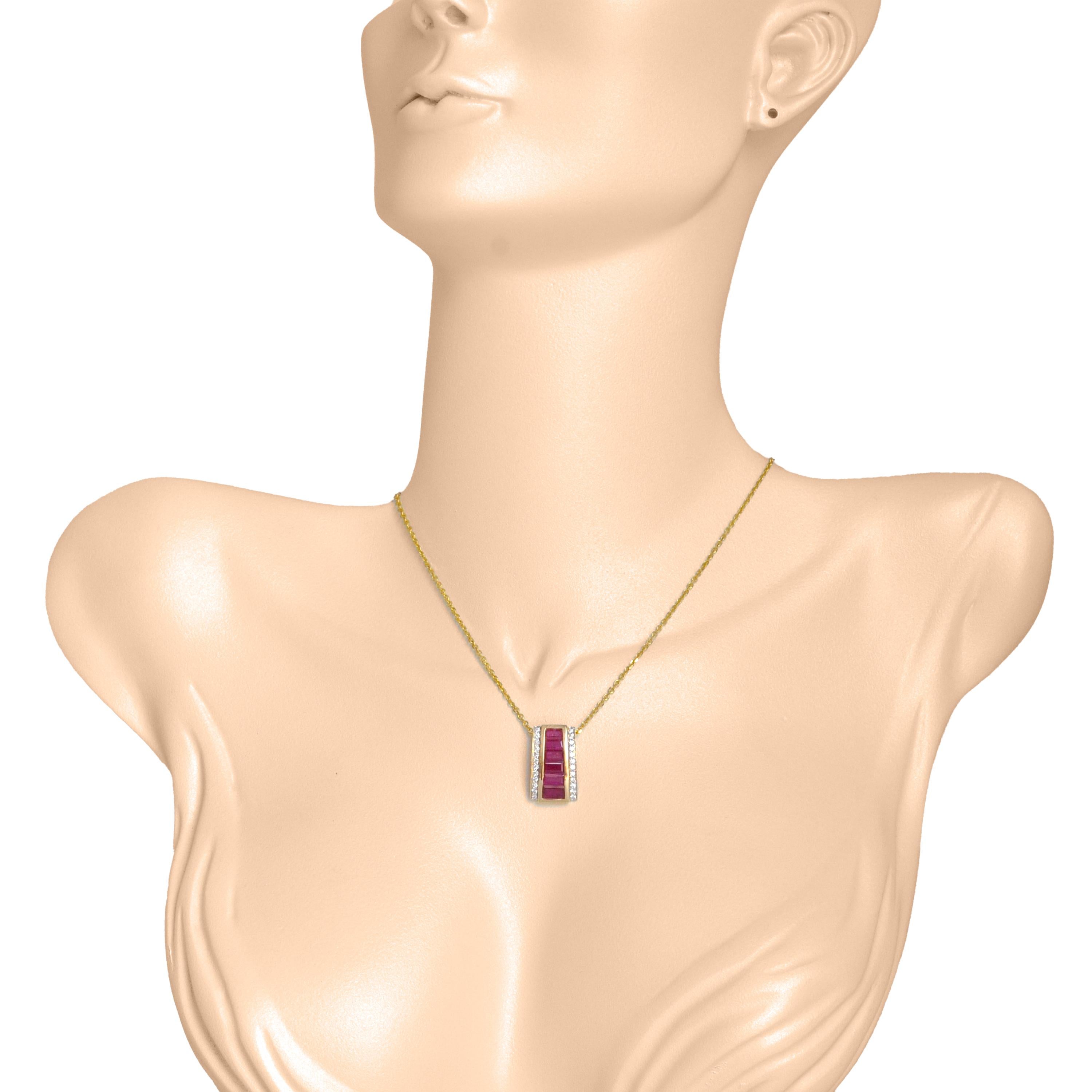 Laissez-vous séduire par l'élégance inspirée de l'Art déco avec notre ensemble de boucles d'oreilles pendantes à diamant pyramide de rubis en or 18 carats. Symphonie de couleurs et de sophistication, le pendentif et les clous d'oreilles incarnent le