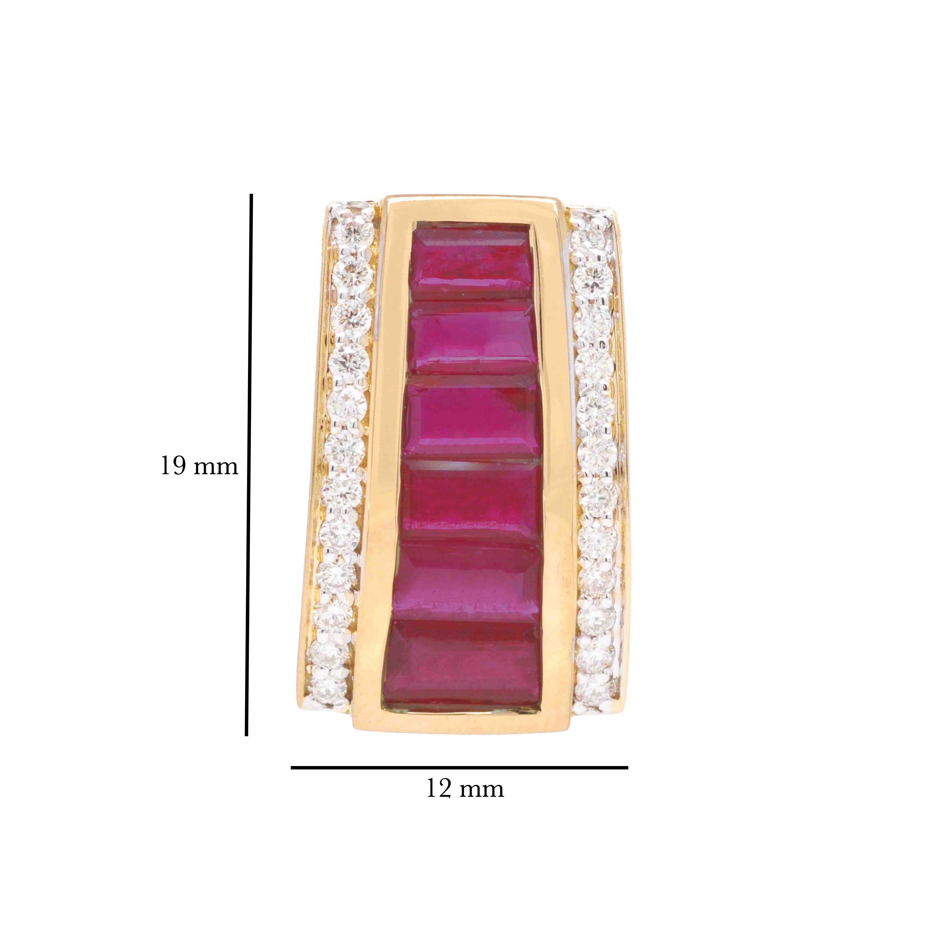 Art déco Boucles d'oreilles en or jaune 18 carats avec pendentif pyramidal en forme de baguette et de rubis, serties Channel en vente