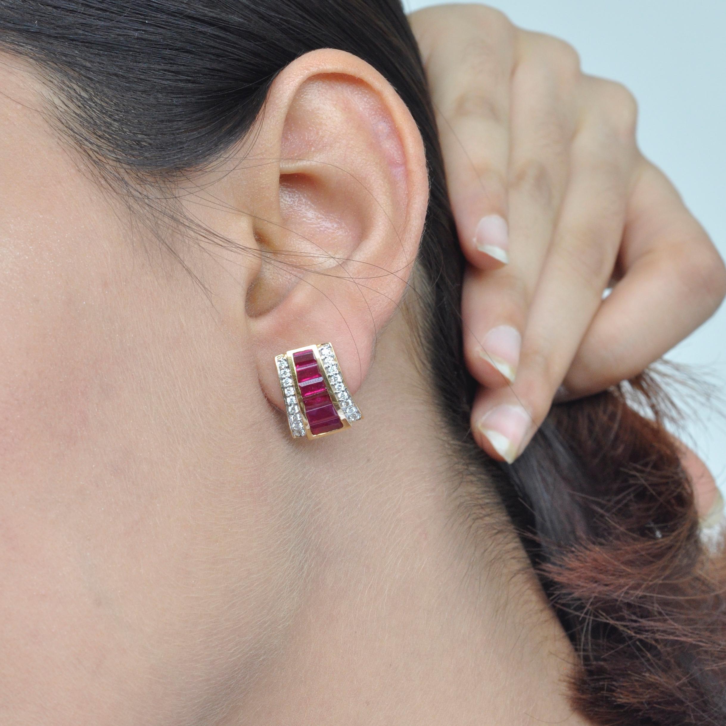 Boucles d'oreilles en or jaune 18 carats avec pendentif pyramidal en forme de baguette et de rubis, serties Channel Neuf - En vente à Jaipur, Rajasthan