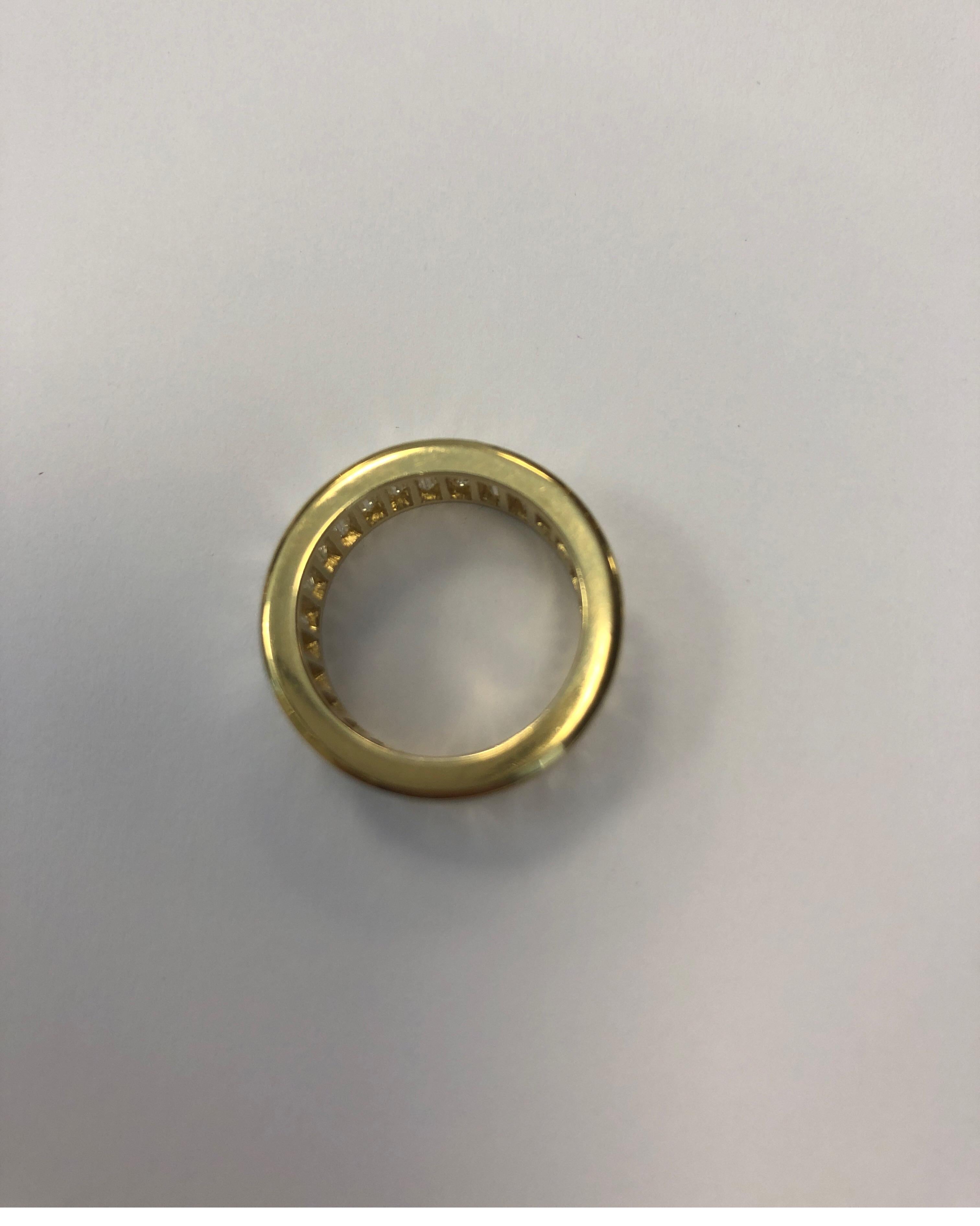 Fascia eternity in oro giallo 18 carati, con 27 diamanti Baguette, colore G, per un peso totale di 6,81 carati, 6,9 mm.
Misura delle dita 6.
Prezzo al dettaglio $ 23.750