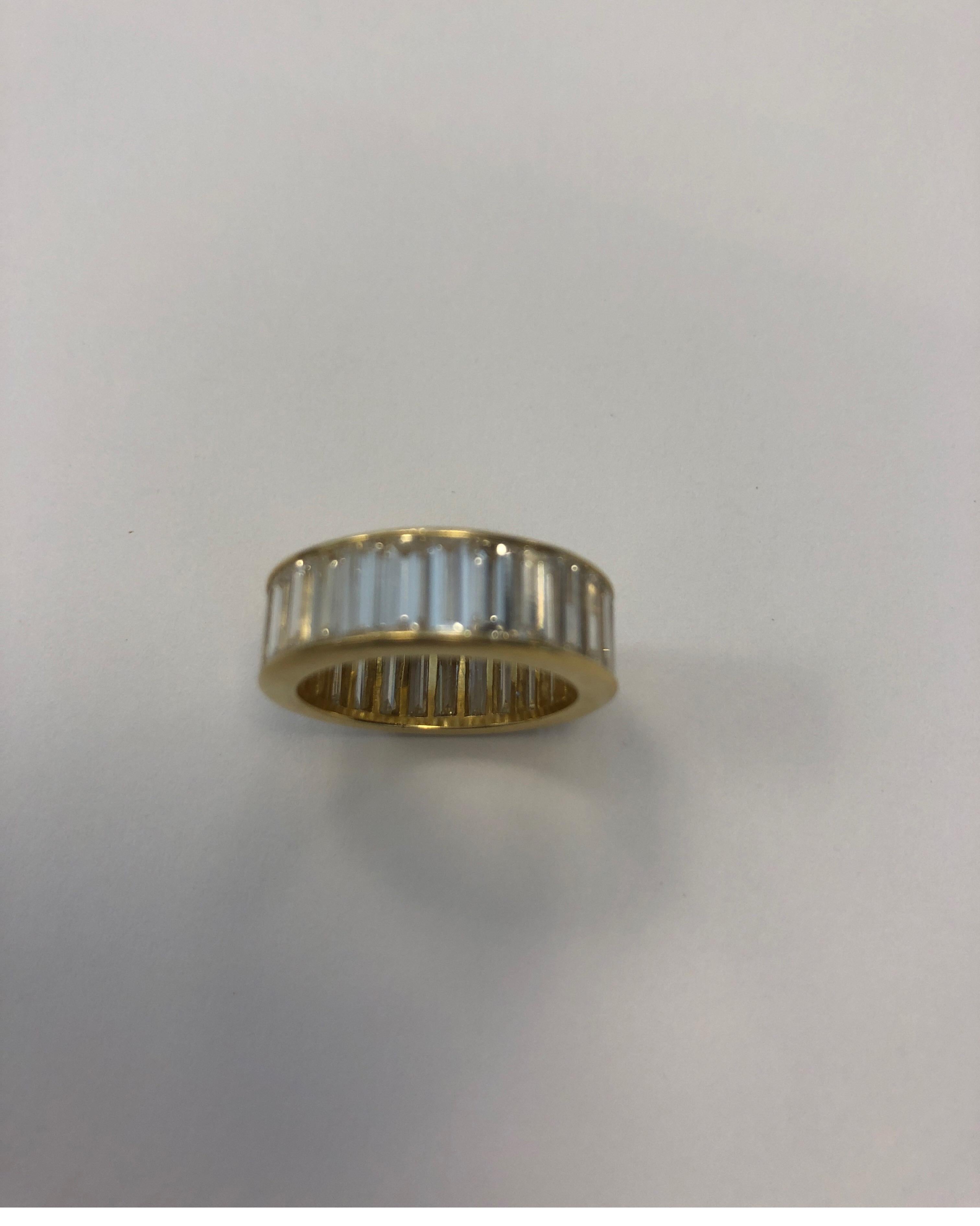 Contemporaneo Fascia per l'eternità in oro giallo 18 carati con canale e diamante baguette incastonato in vendita
