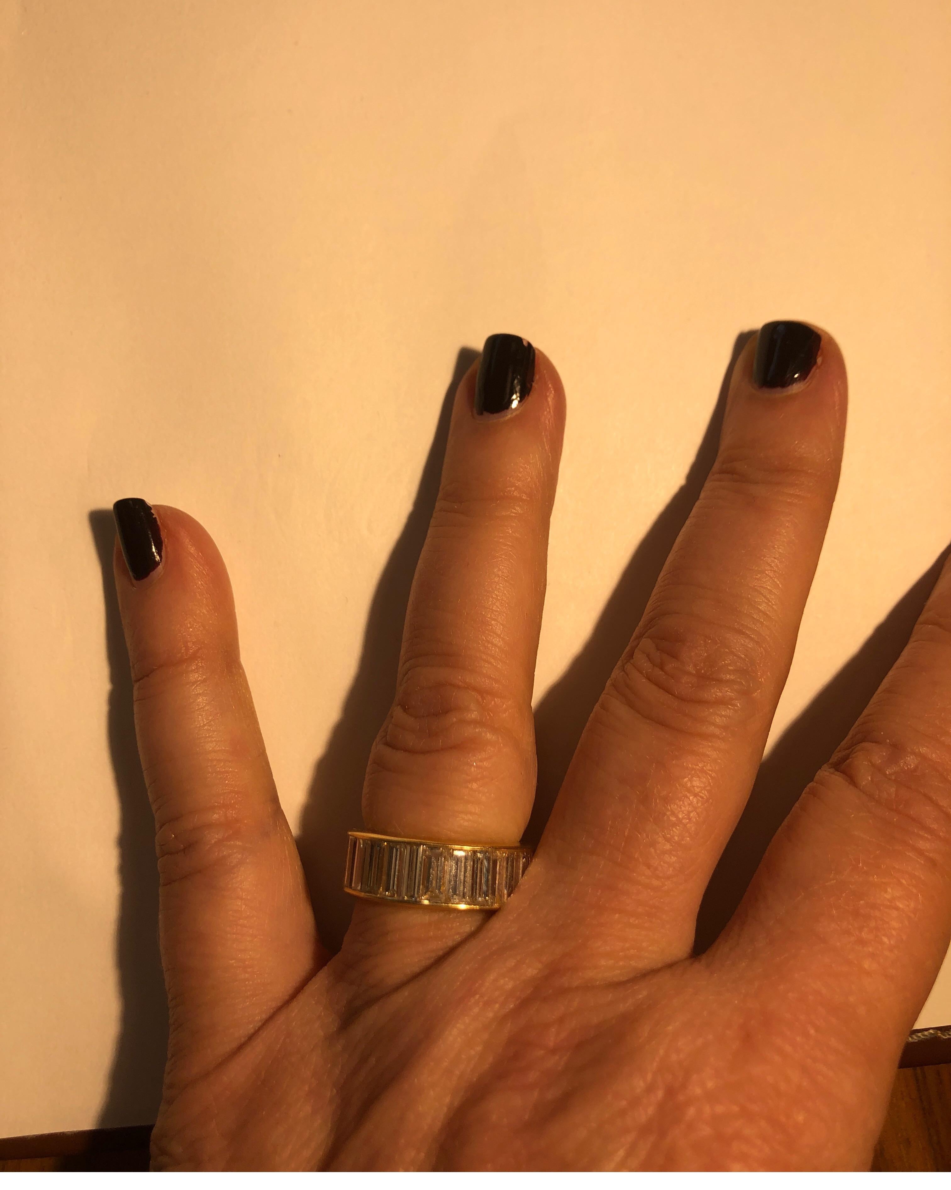 Taglio baguette Fascia per l'eternità in oro giallo 18 carati con canale e diamante baguette incastonato in vendita