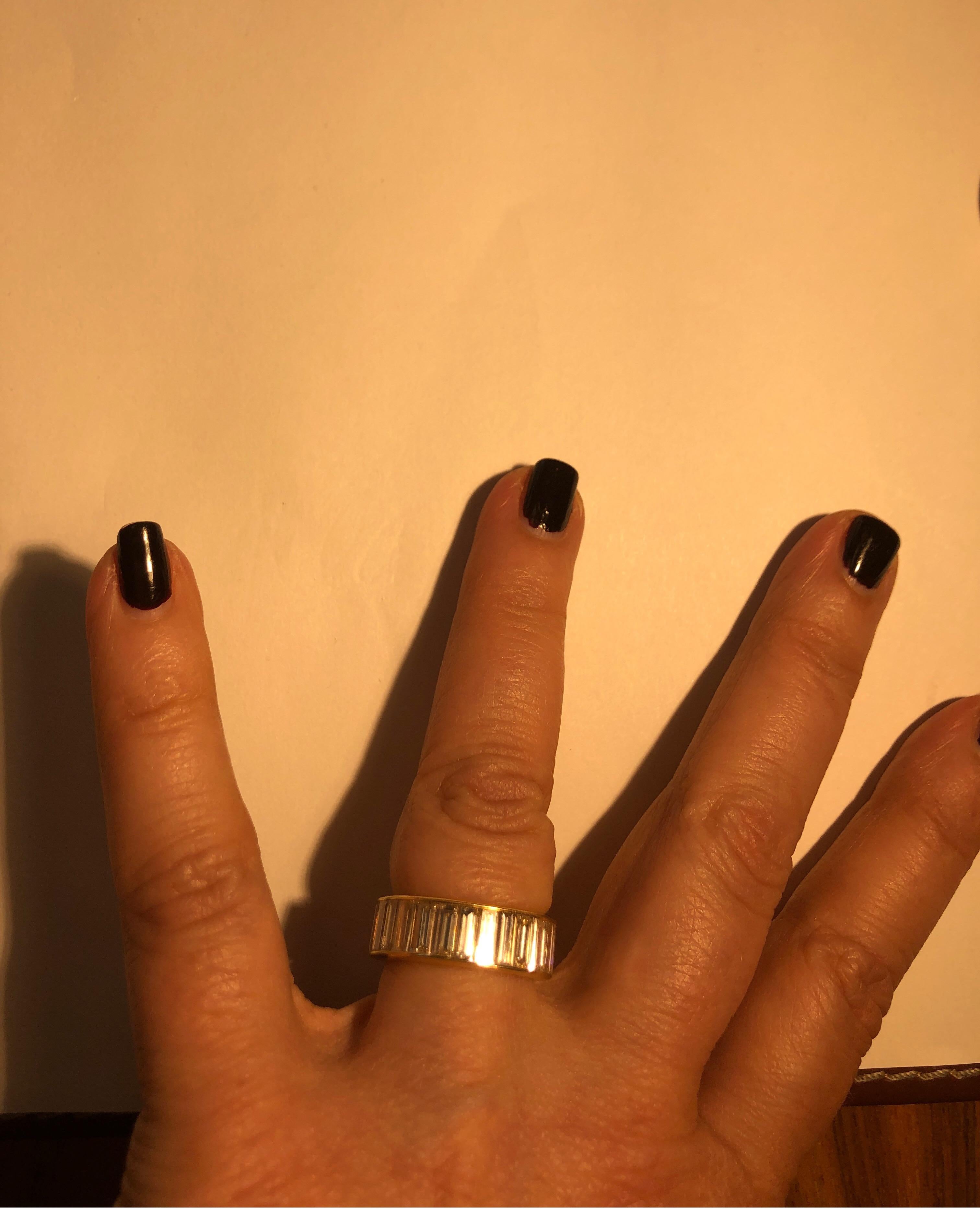 Fascia per l'eternità in oro giallo 18 carati con canale e diamante baguette incastonato In condizioni Nuovo in vendita a Chicago, IL