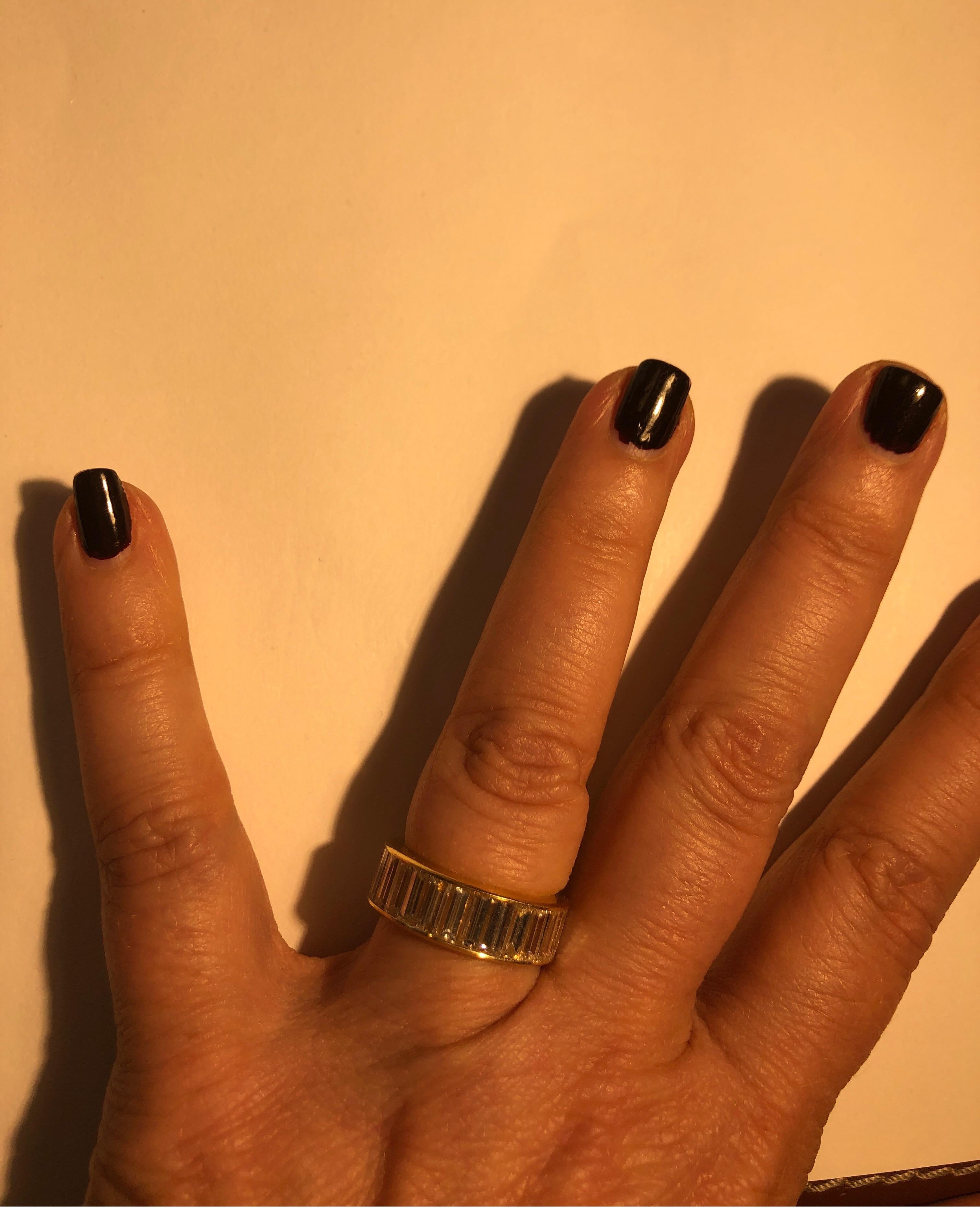 Donna Fascia per l'eternità in oro giallo 18 carati con canale e diamante baguette incastonato in vendita