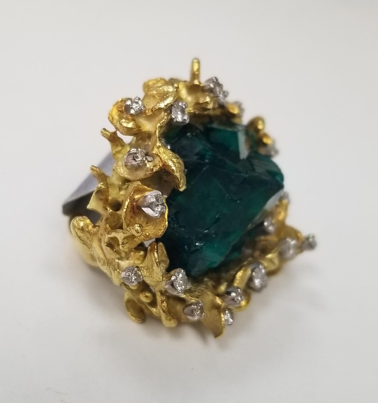 Er ist eine schöne Cocktail-Design eines 18k Gelbgold Chatham Smaragd Kristalle und Diamant-Ring,
hauptstein:  Chatham Smaragd Kristalle  24.5mm x 19mm
diamanten:  23 runde .52ct.
metall: 18k Gelbgold
gewicht: 34,5 Gramm
stil: 