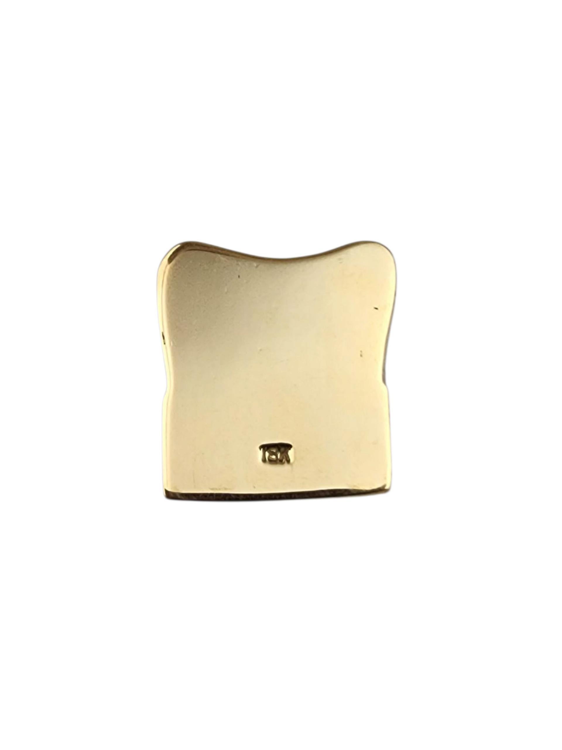 Ciondolo a forma di cappello da cuoco in oro giallo 18 carati

Questo charm a forma di cappello da chef in oro giallo 18K è un delizioso omaggio alla passione e alla creatività culinaria. Finemente realizzato con una finitura lucida e un design