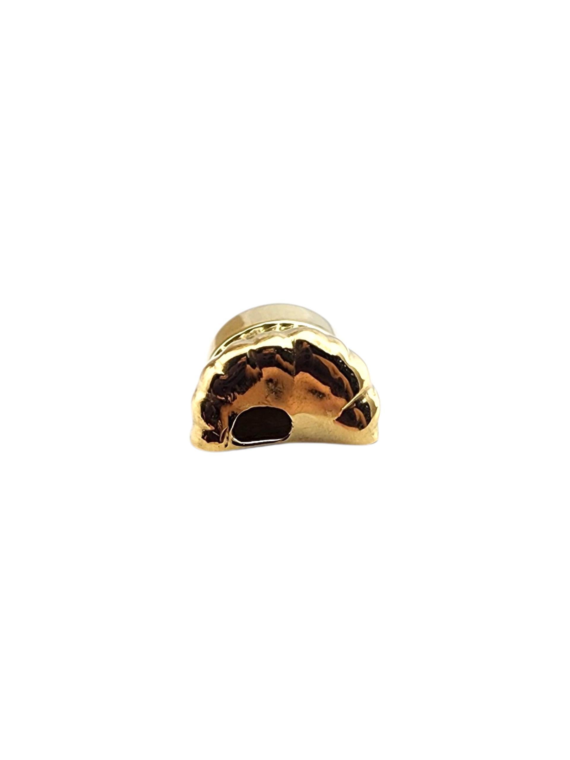 Ciondolo a forma di cappello da chef in oro giallo 18K  #22342 in vendita 1