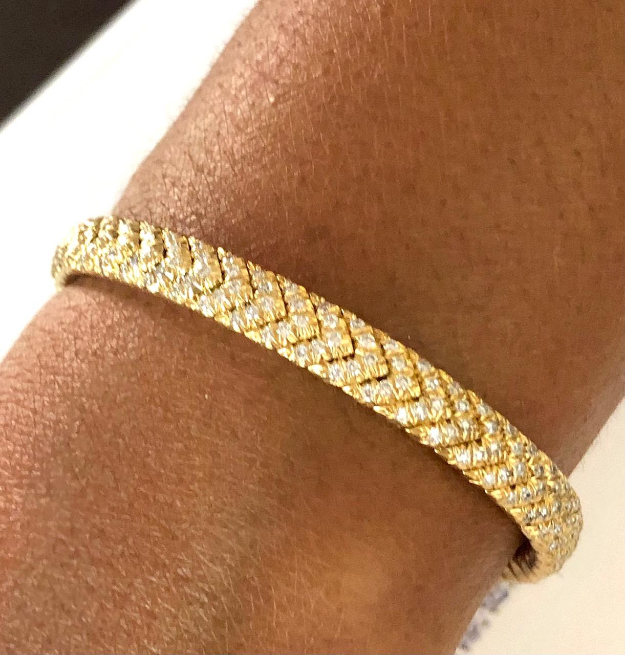 Contemporary 18 Karat Yellow Gold Chevron Diamond Bangle Bracelet For Sale
