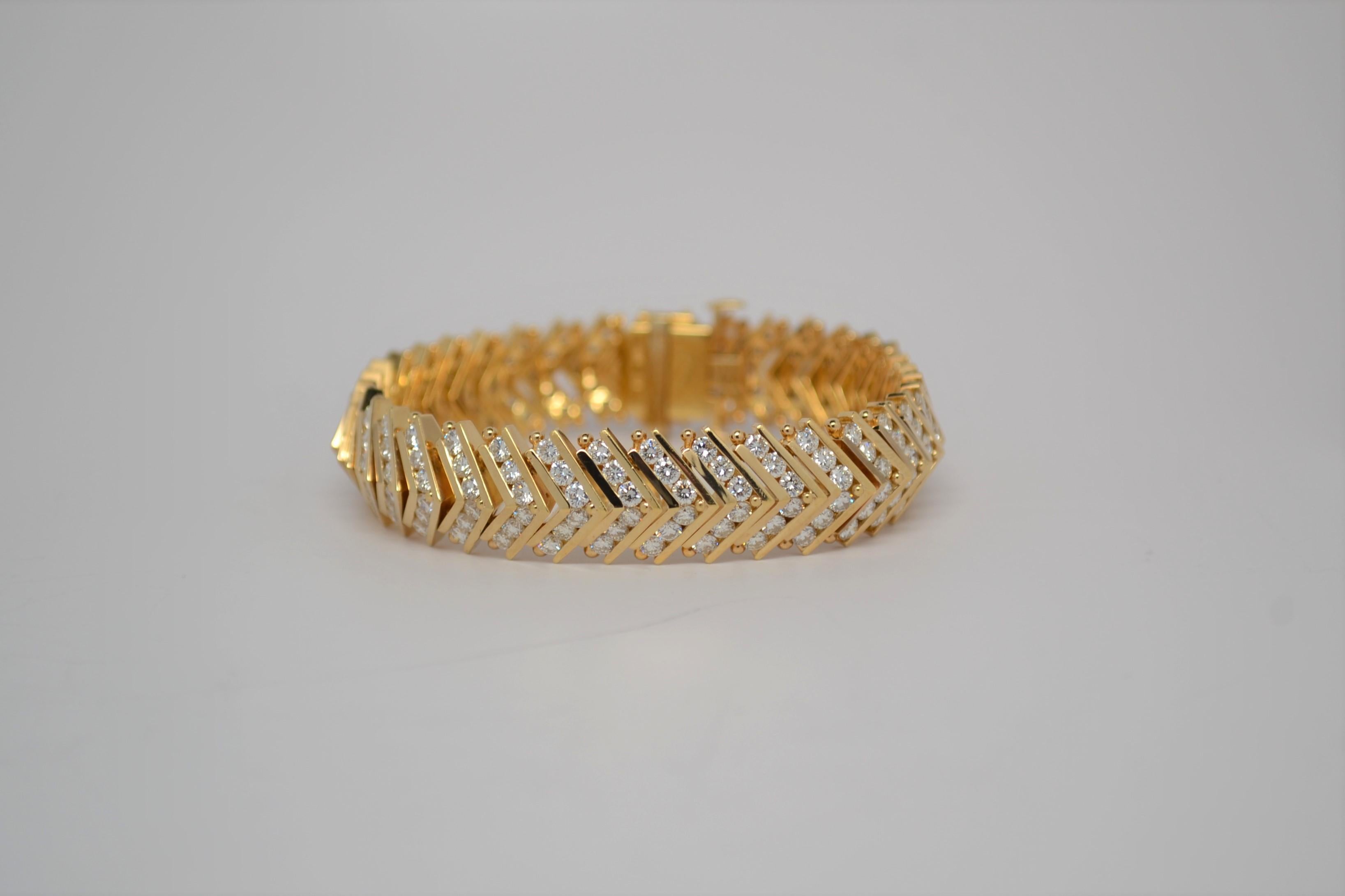 18k Yellow Gold Chevron Link Bracelet with Round Cut Diamonds, 13.23 Carats In New Condition For Sale In New York, NY