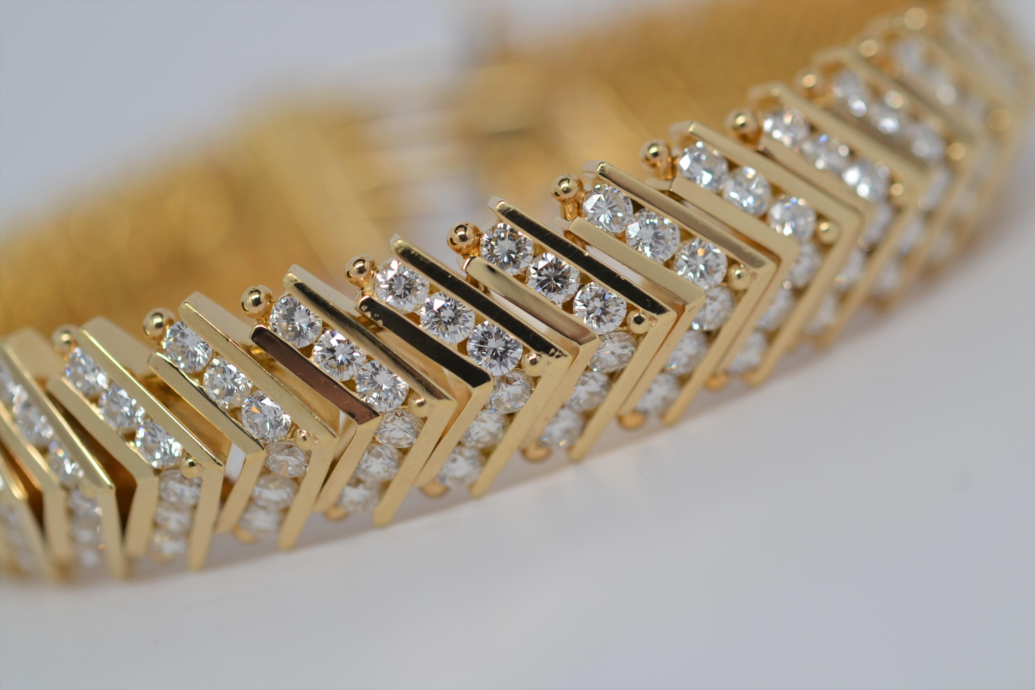 Women's 18k Yellow Gold Chevron Link Bracelet with Round Cut Diamonds, 13.23 Carats For Sale