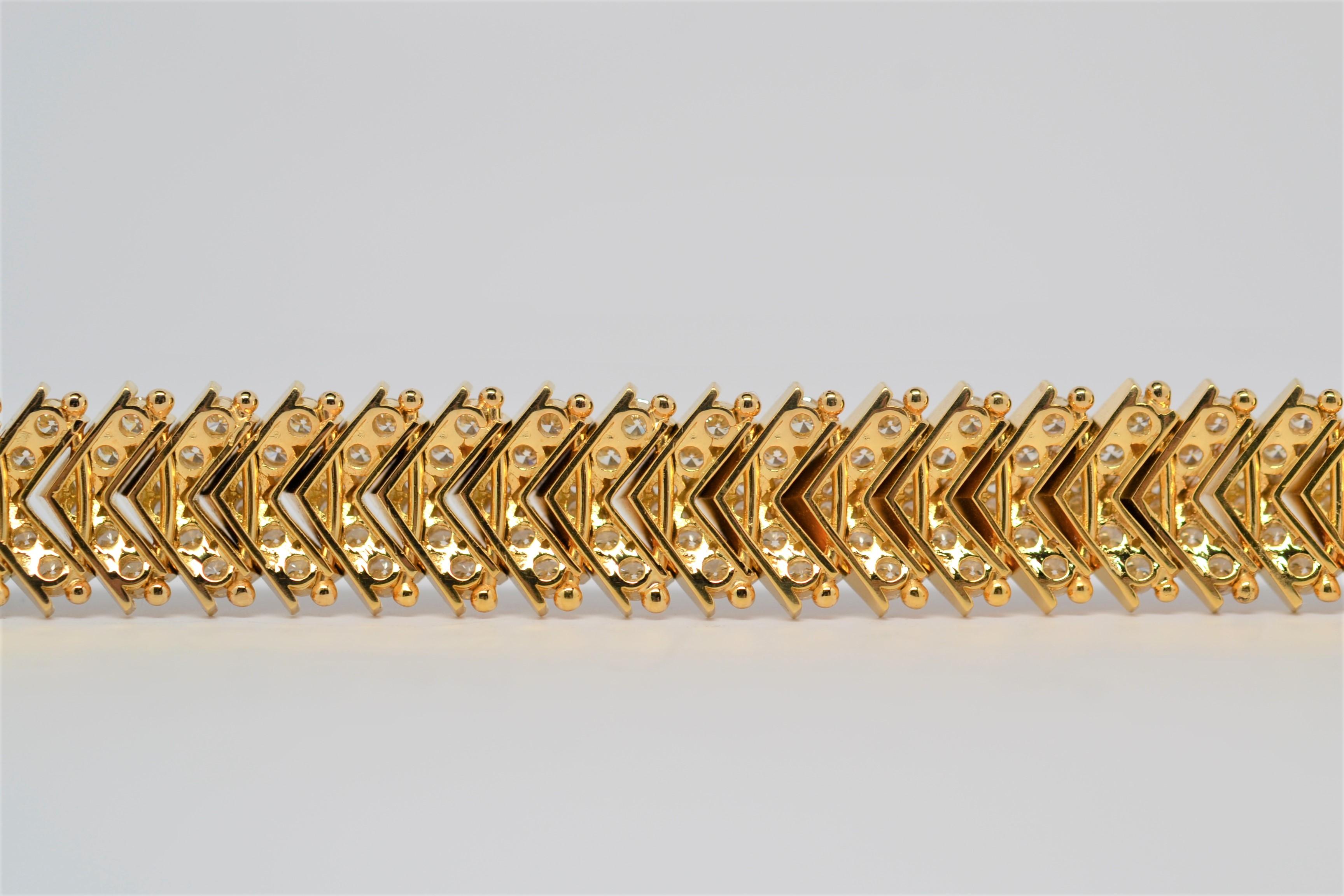 18k Yellow Gold Chevron Link Bracelet with Round Cut Diamonds, 13.23 Carats For Sale 2