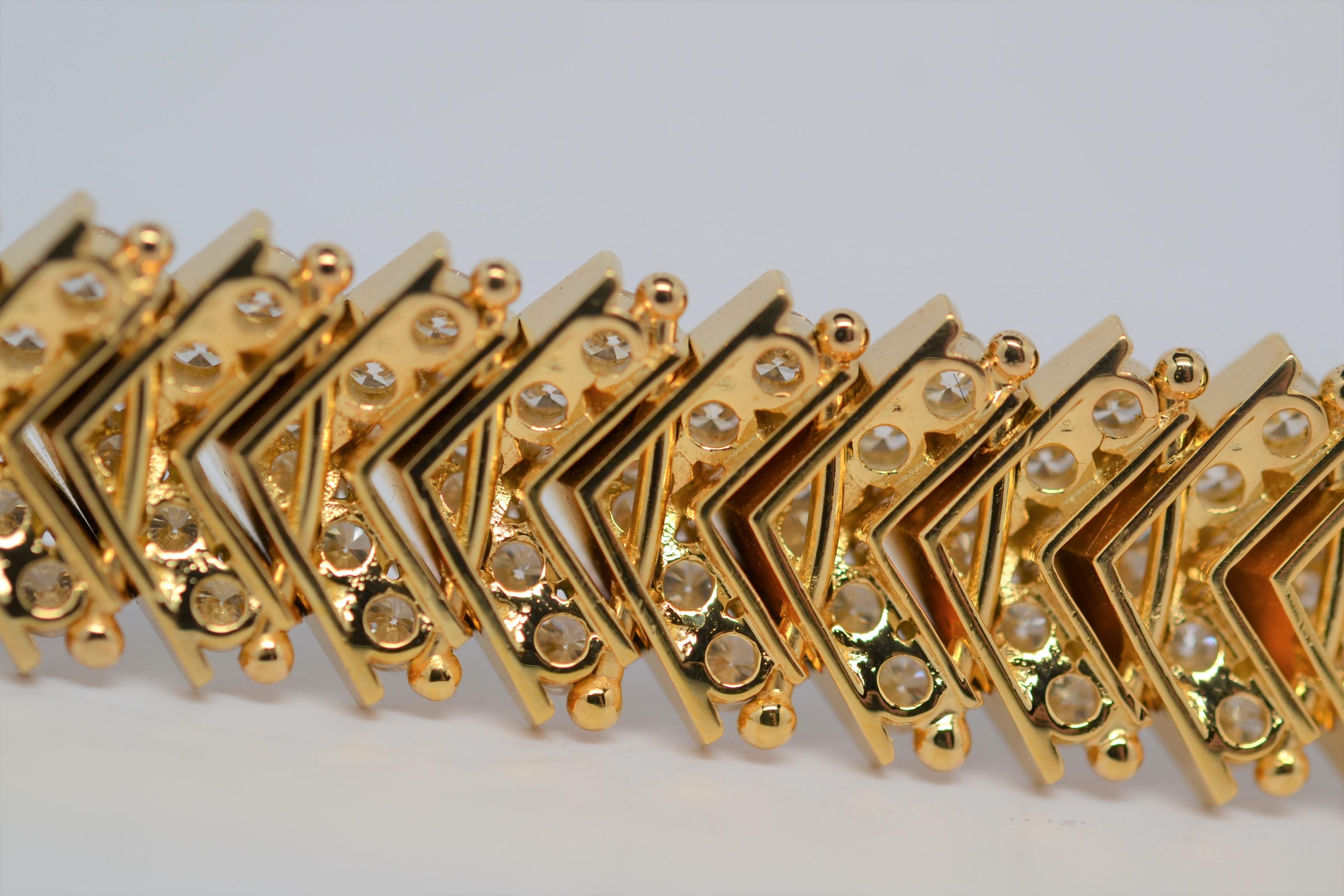 18k Yellow Gold Chevron Link Bracelet with Round Cut Diamonds, 13.23 Carats For Sale 3