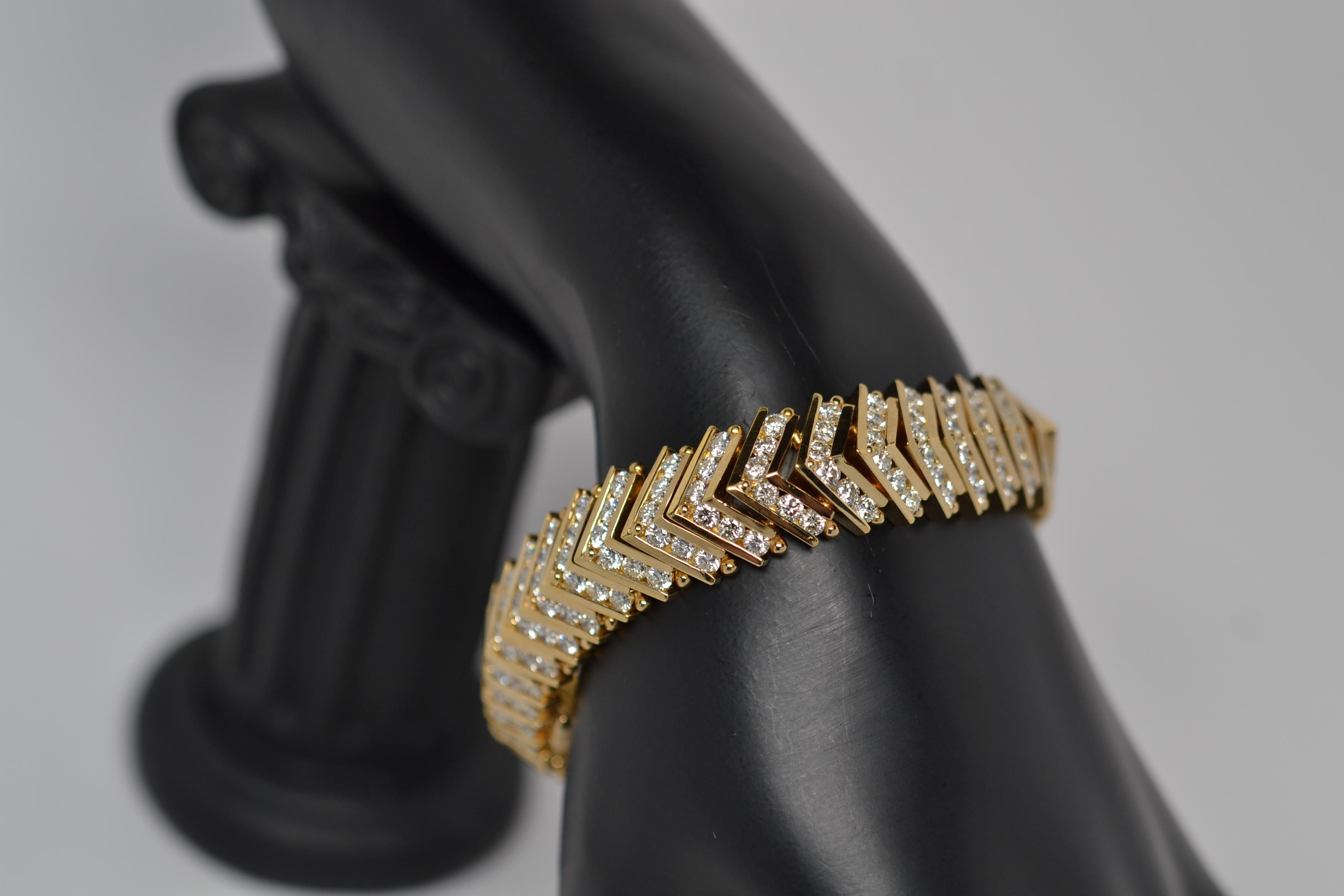 18k Yellow Gold Chevron Link Bracelet with Round Cut Diamonds, 13.23 Carats For Sale 4