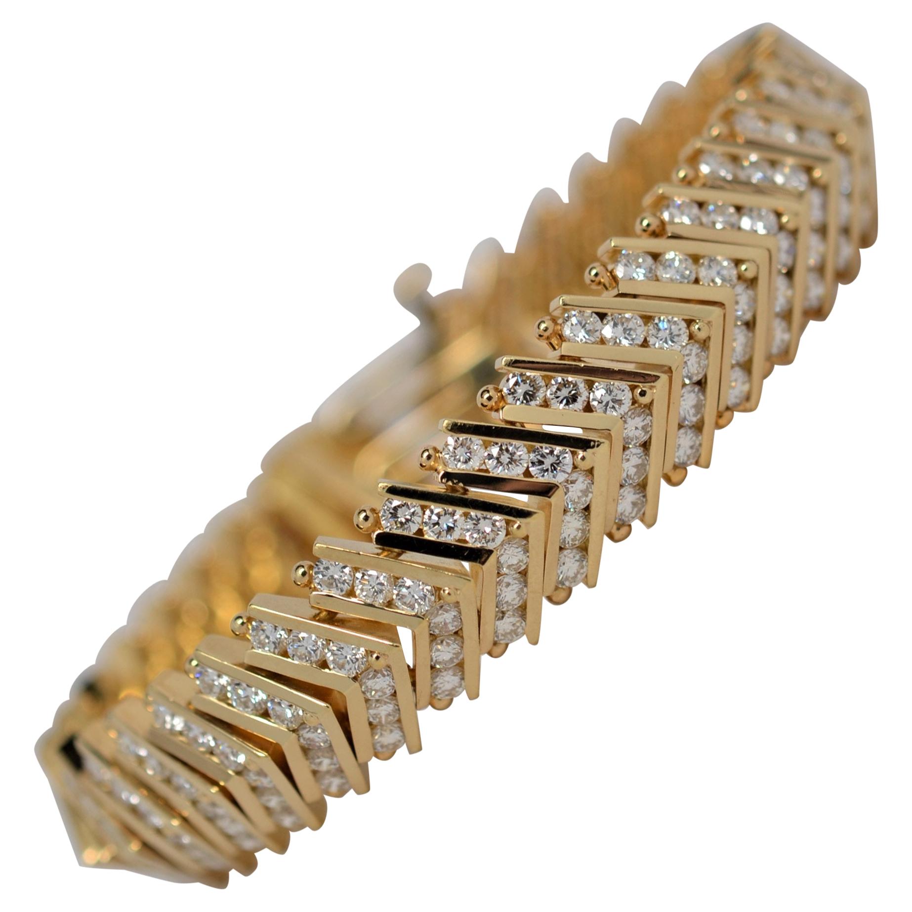 18k Yellow Gold Chevron Link Bracelet with Round Cut Diamonds, 13.23 Carats For Sale