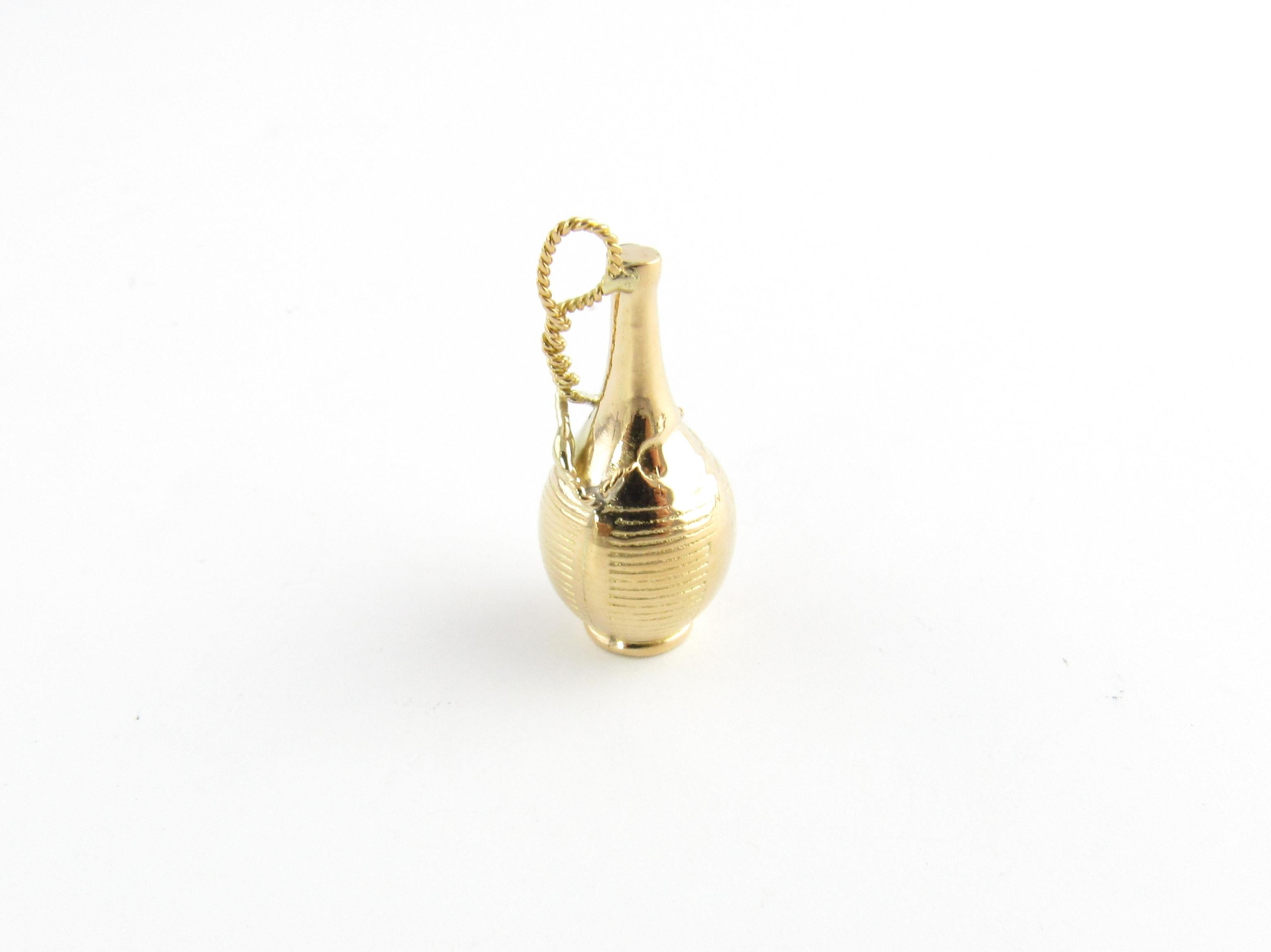 18K Yellow Gold Chianti Bottle Charm

Charm measures approx 10 mm x 23 mm.

Charm hangs approx 25 mm from the top of the loop.

3.0 g / 1.9 dwt.

Acid tested 18K.

Charm is in very good pre-owned condition just polished by our jeweler.

Will be