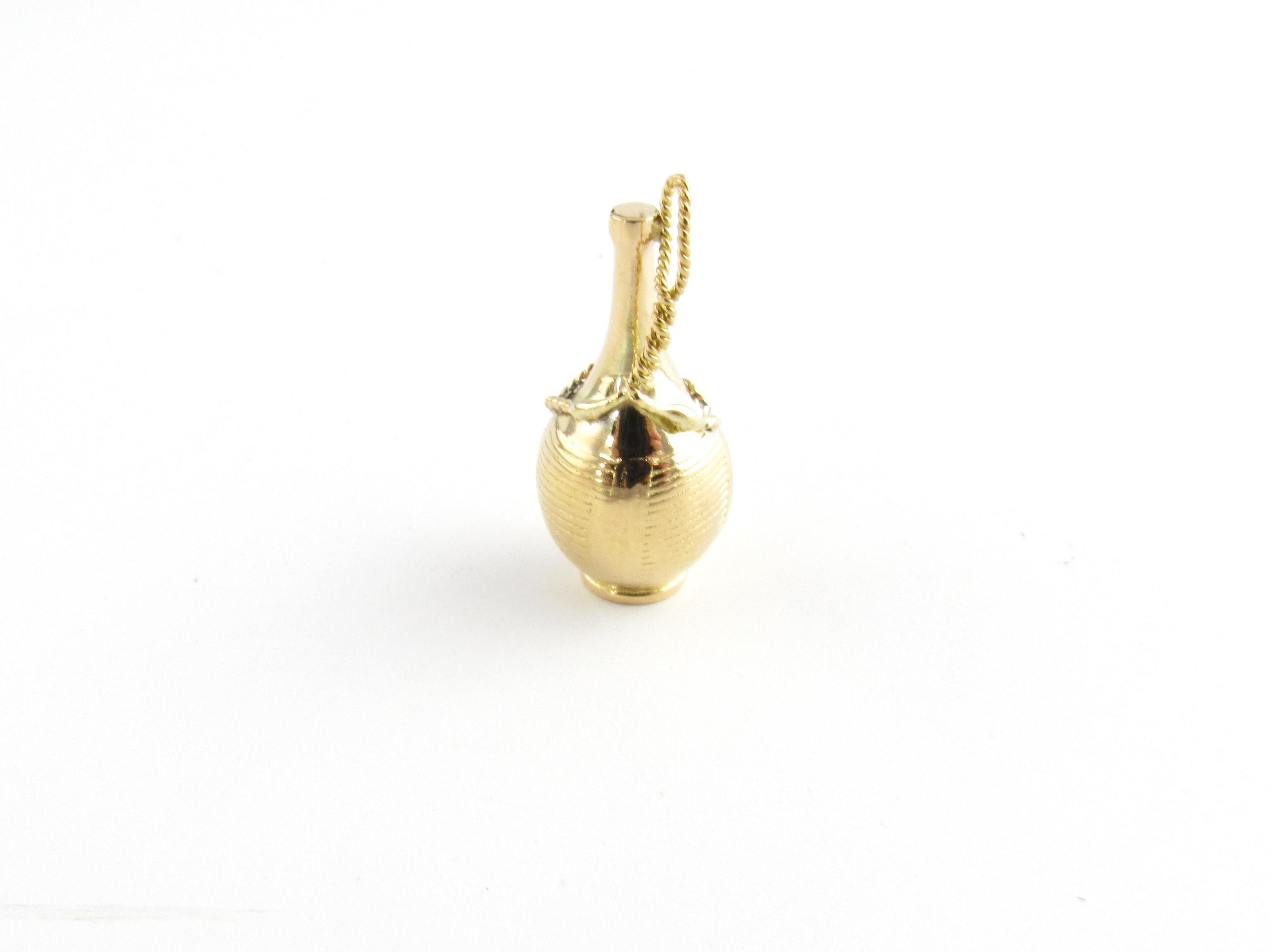 18K Yellow Gold Chianti Bottle Charm In Good Condition In Washington Depot, CT