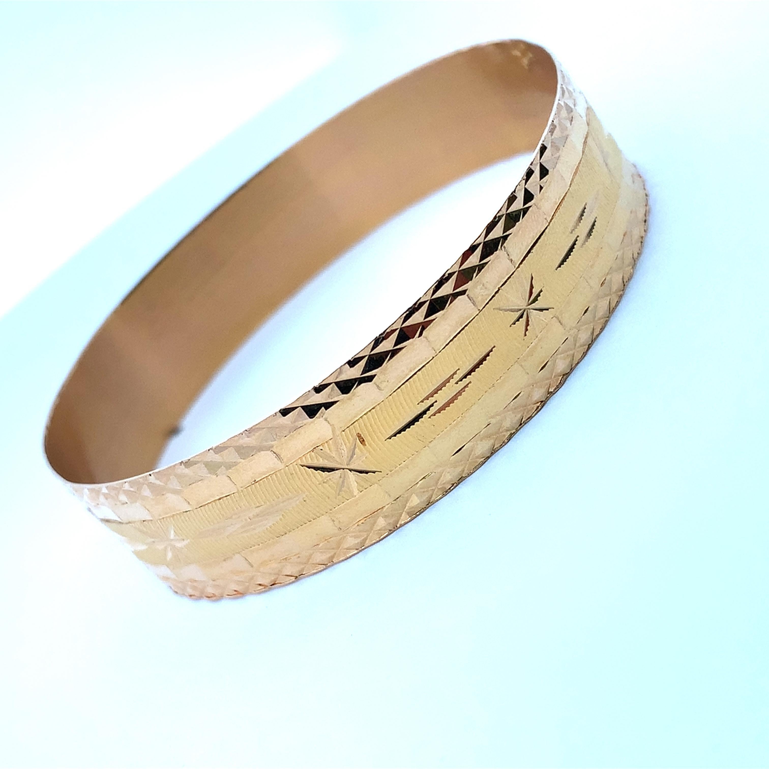 18k Yellow gold chunky cuff bangle bracelet In New Condition For Sale In London, GB