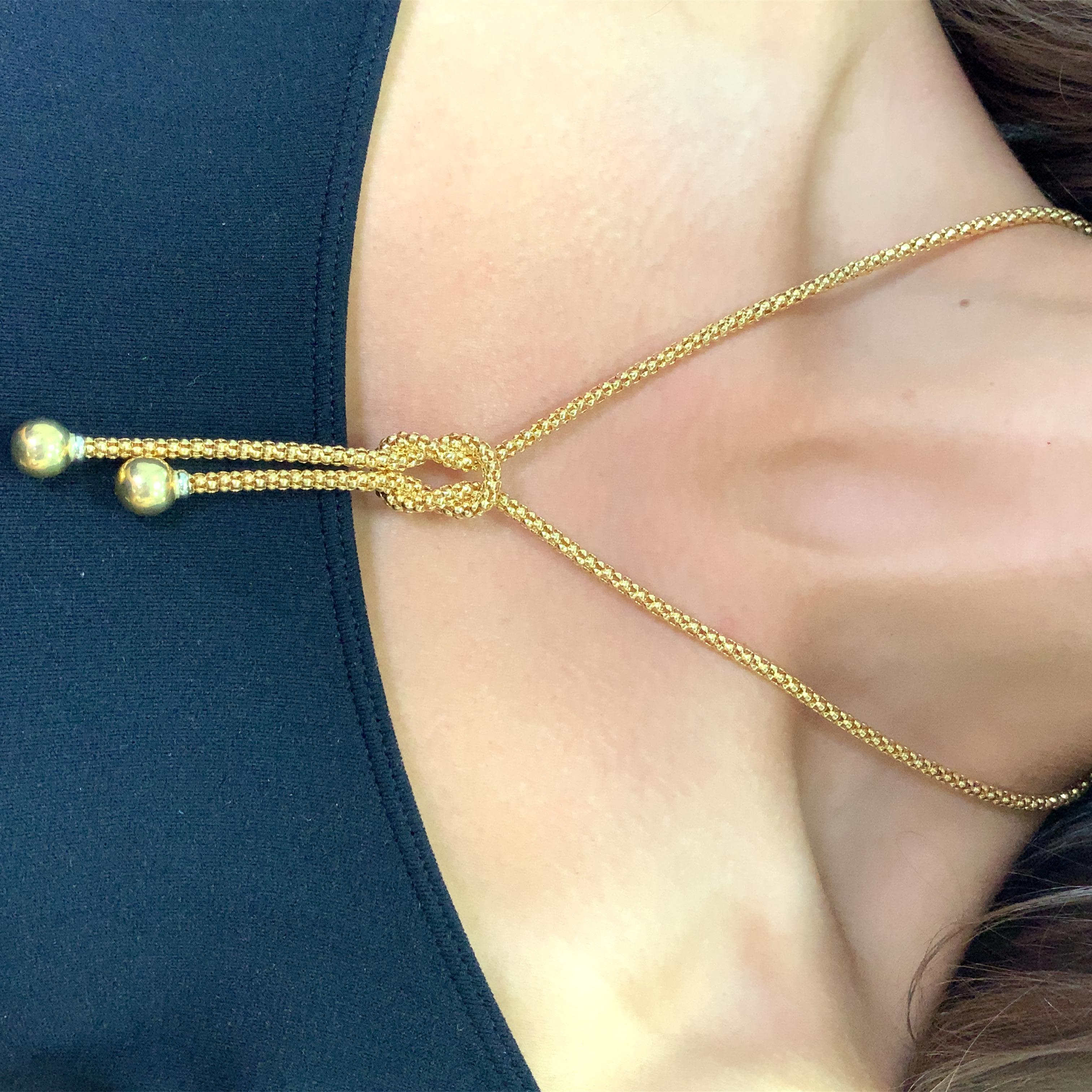Rehaussez votre collection de bijoux avec ce superbe collier long en or jaune 18ct à pampilles. Le design sophistiqué du collier respire le style et l'élégance, ce qui en fait un accessoire parfait pour toutes les occasions. Collier à longue chaîne