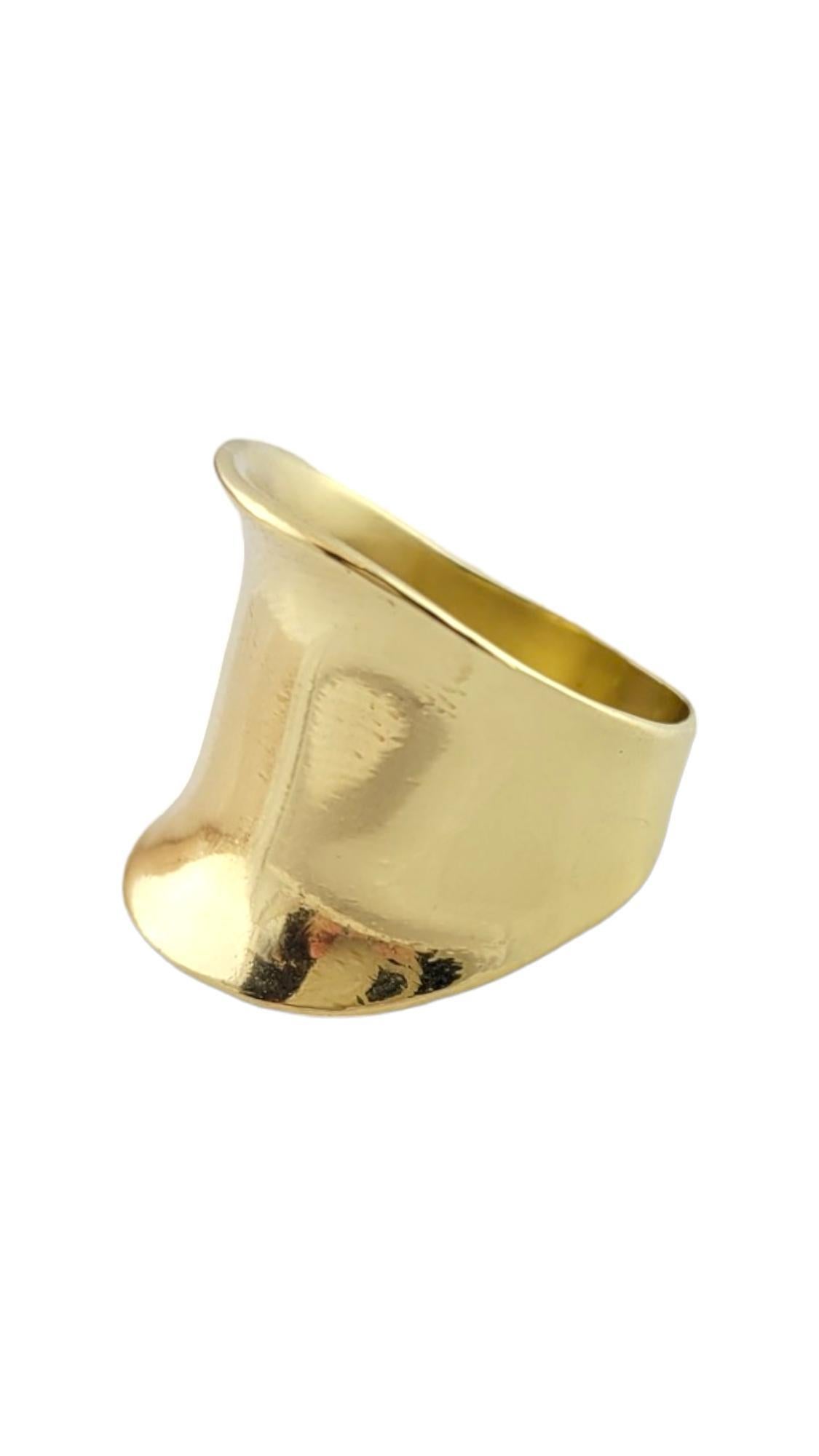 Vintage 18K Yellow Gold Cigar Band by MMA Size 8.75

This gorgeous cigar band is crafted from 28K yellow gold and has a beautiful finish!

Ring size: 8.75
Sank: 5.30mm
Front: 20.36mm

Weight: 11.0 g/ 7.1 dwt

Hallmark: MMA 750

Very good condition,