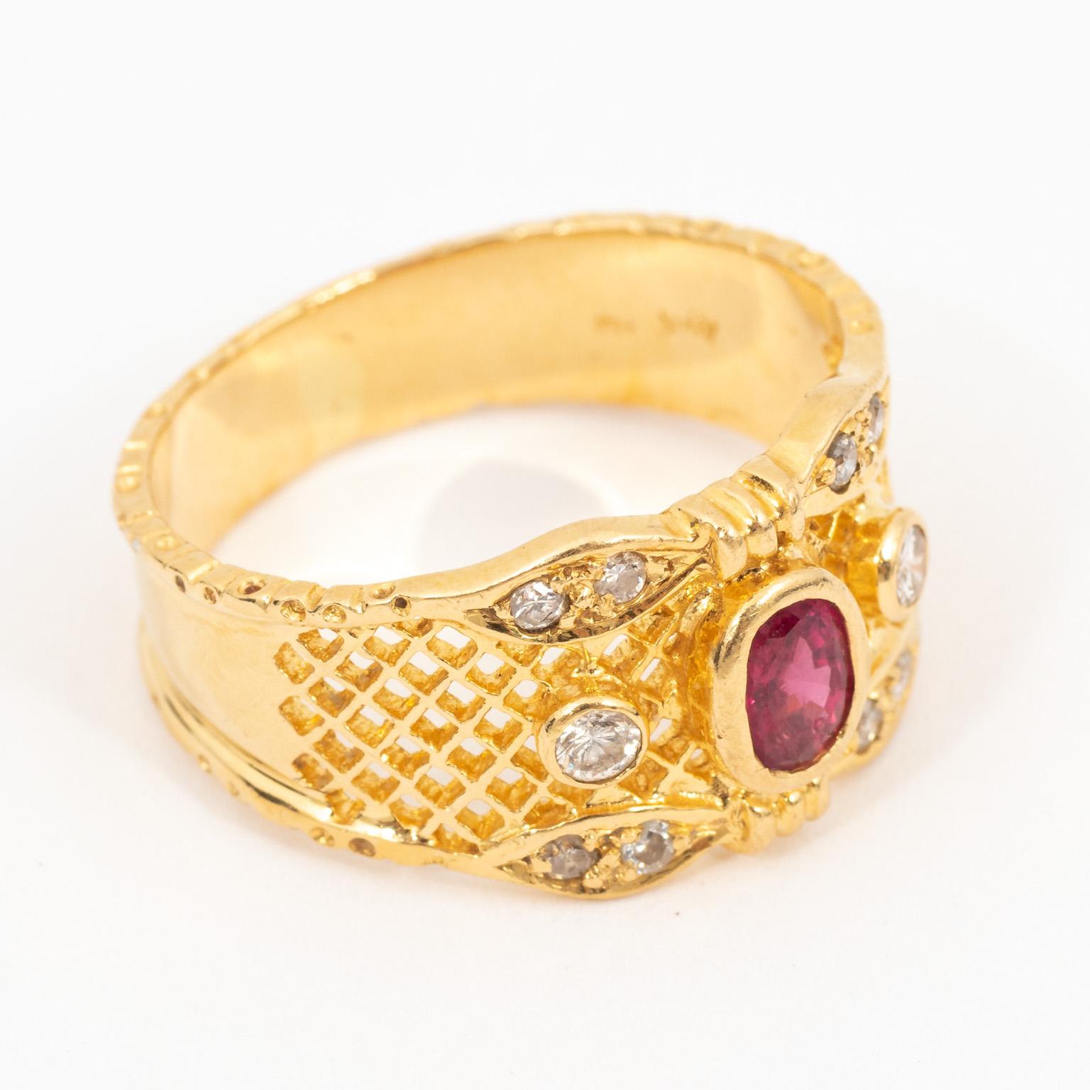 Contemporary 18 Karat Yellow Gold Cigar Mesh Front Band Ring with Ruby For Sale
