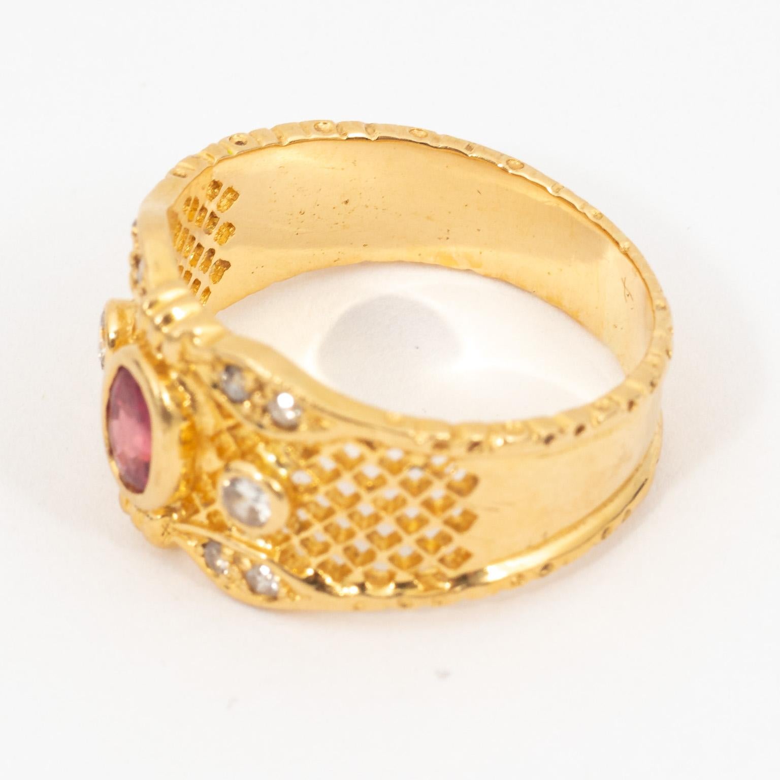 18 Karat Yellow Gold Cigar Mesh Front Band Ring with Ruby For Sale 1