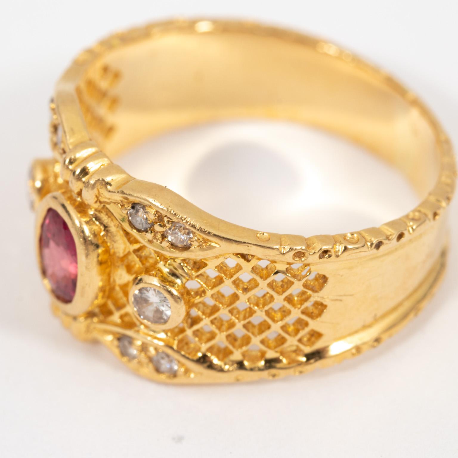 18 Karat Yellow Gold Cigar Mesh Front Band Ring with Ruby For Sale 2