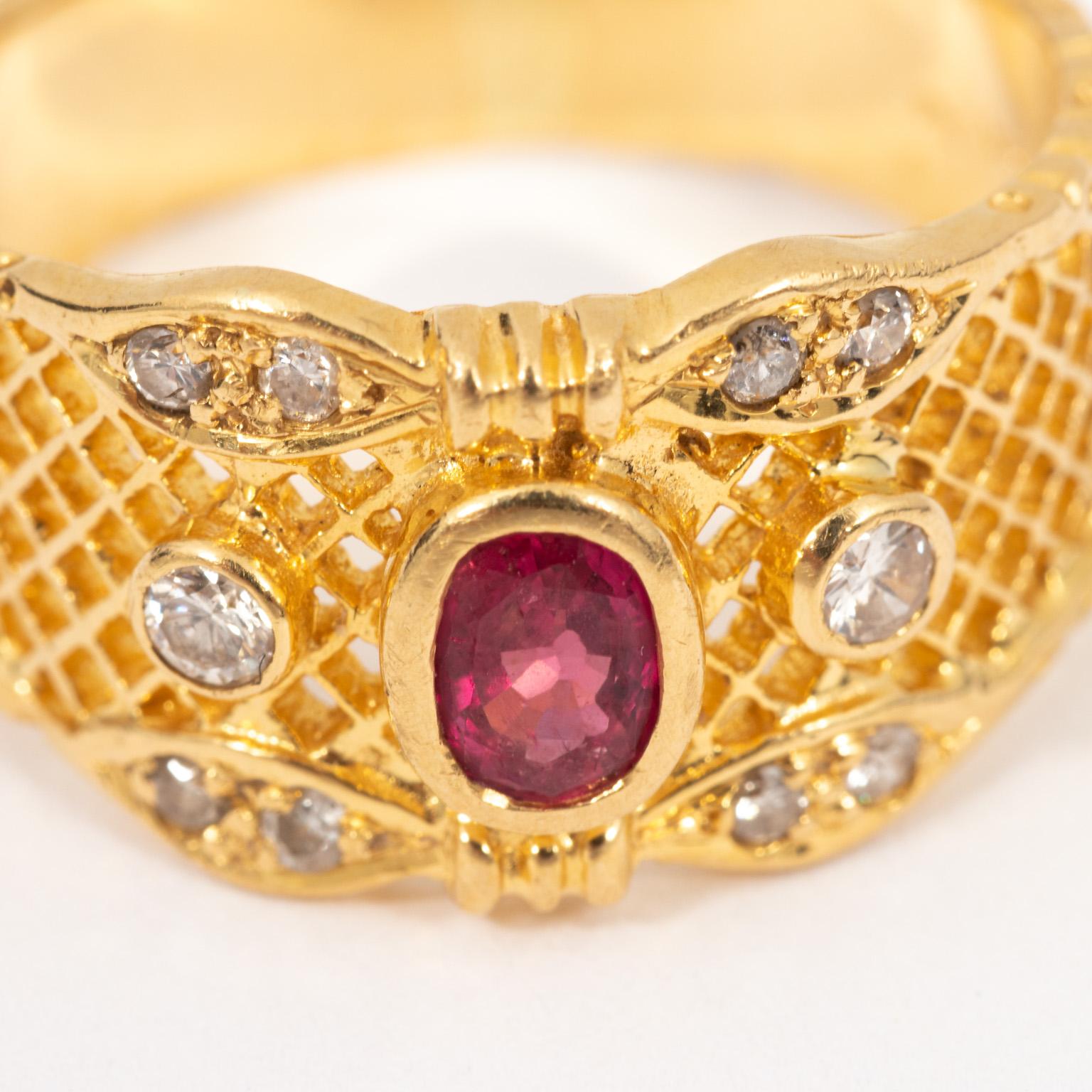 18 Karat Yellow Gold Cigar Mesh Front Band Ring with Ruby For Sale 3
