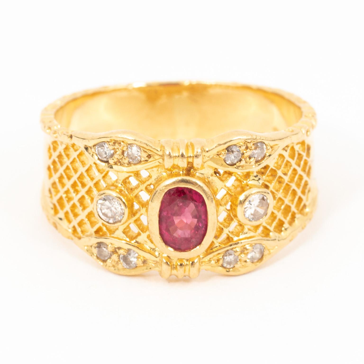 18 Karat Yellow Gold Cigar Mesh Front Band Ring with Ruby For Sale 4