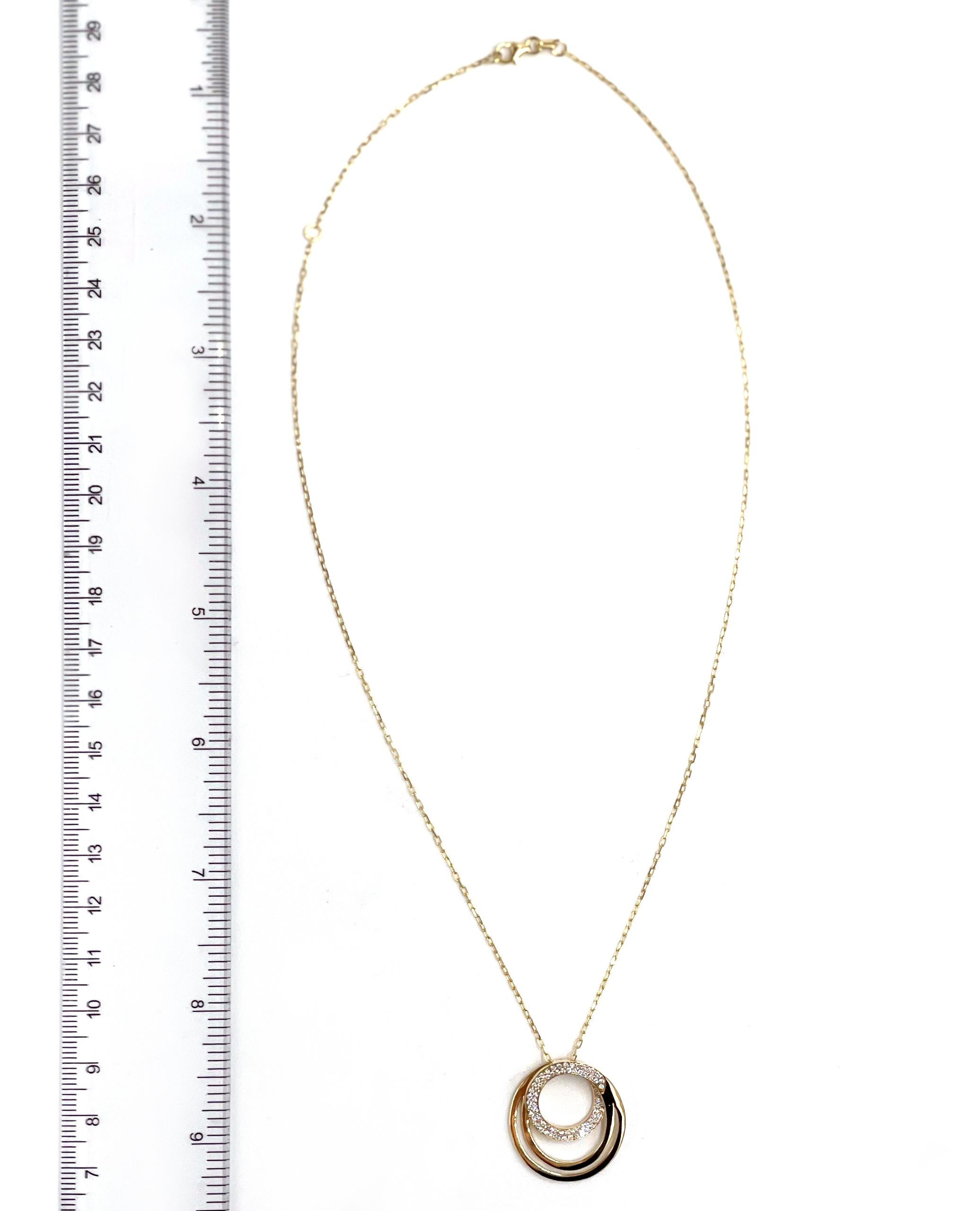 Collar circular de oro amarillo de 18 quilates con diamantes redondos de 0,38 quilates.

* Se puede llevar de 16 o 18 pulgadas de largo
* Dimensiones del colgante: 1 pulgada de largo y 0,87 pulgadas de ancho
* Los diamantes son de color G/H,