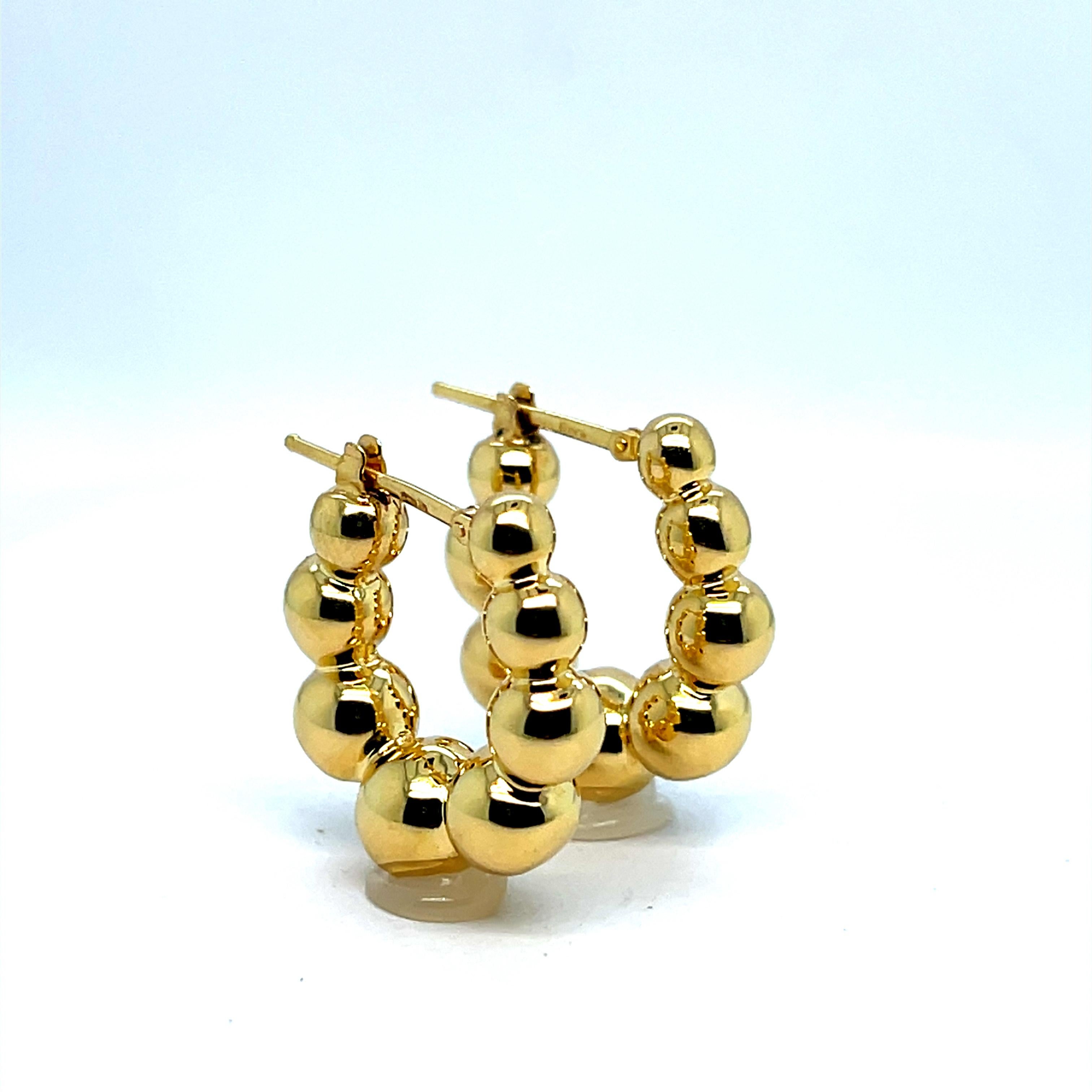 Questi orecchini in oro giallo 18 carati di Mesure et art du temps sono una celebrazione della purezza e dell'equilibrio. Il loro design circolare - un simbolo senza tempo di armonia ed eternità - è stato reimmaginato con proporzioni fluide e