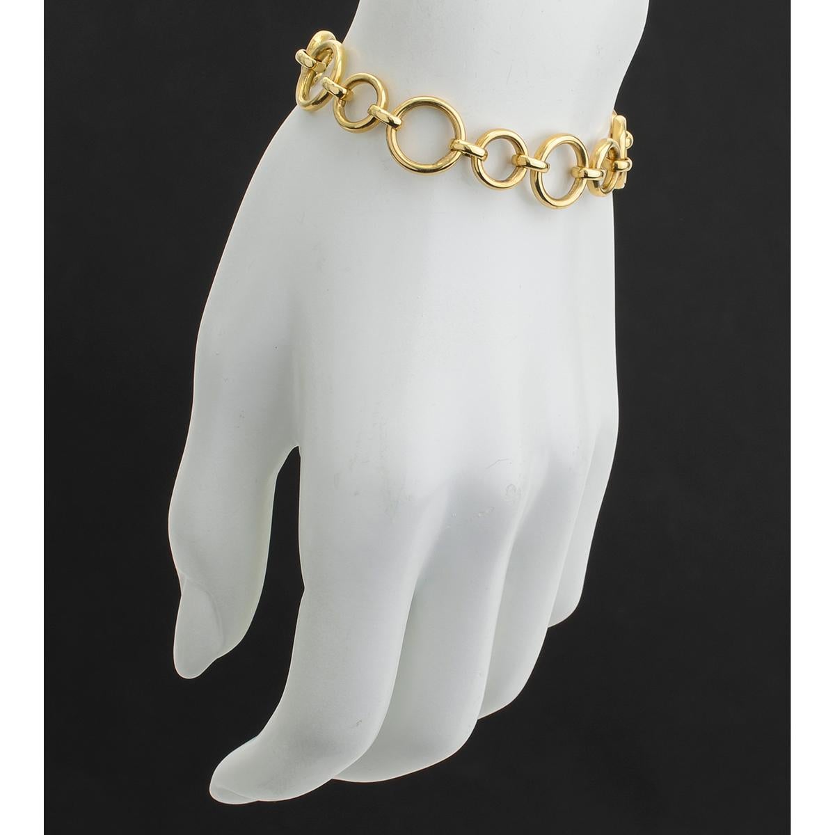 Link bracelet, featuring larger and smaller alternating circle-shaped links, in 18k yellow gold. Lobster claw clasp. 7