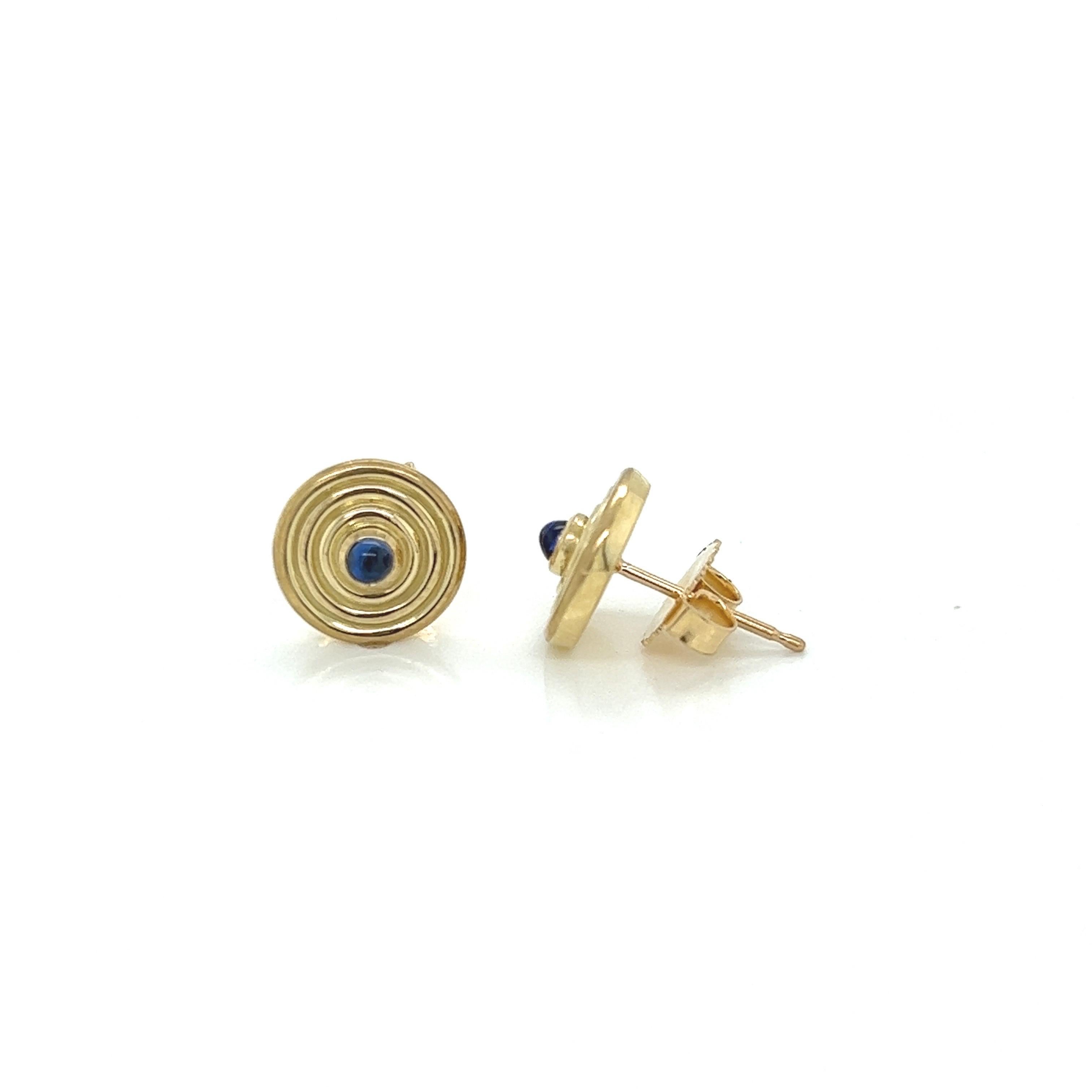 Art déco Clous d'oreilles circulaires multi-anneaux en or jaune 18 carats avec saphirs bleus cabochons en vente