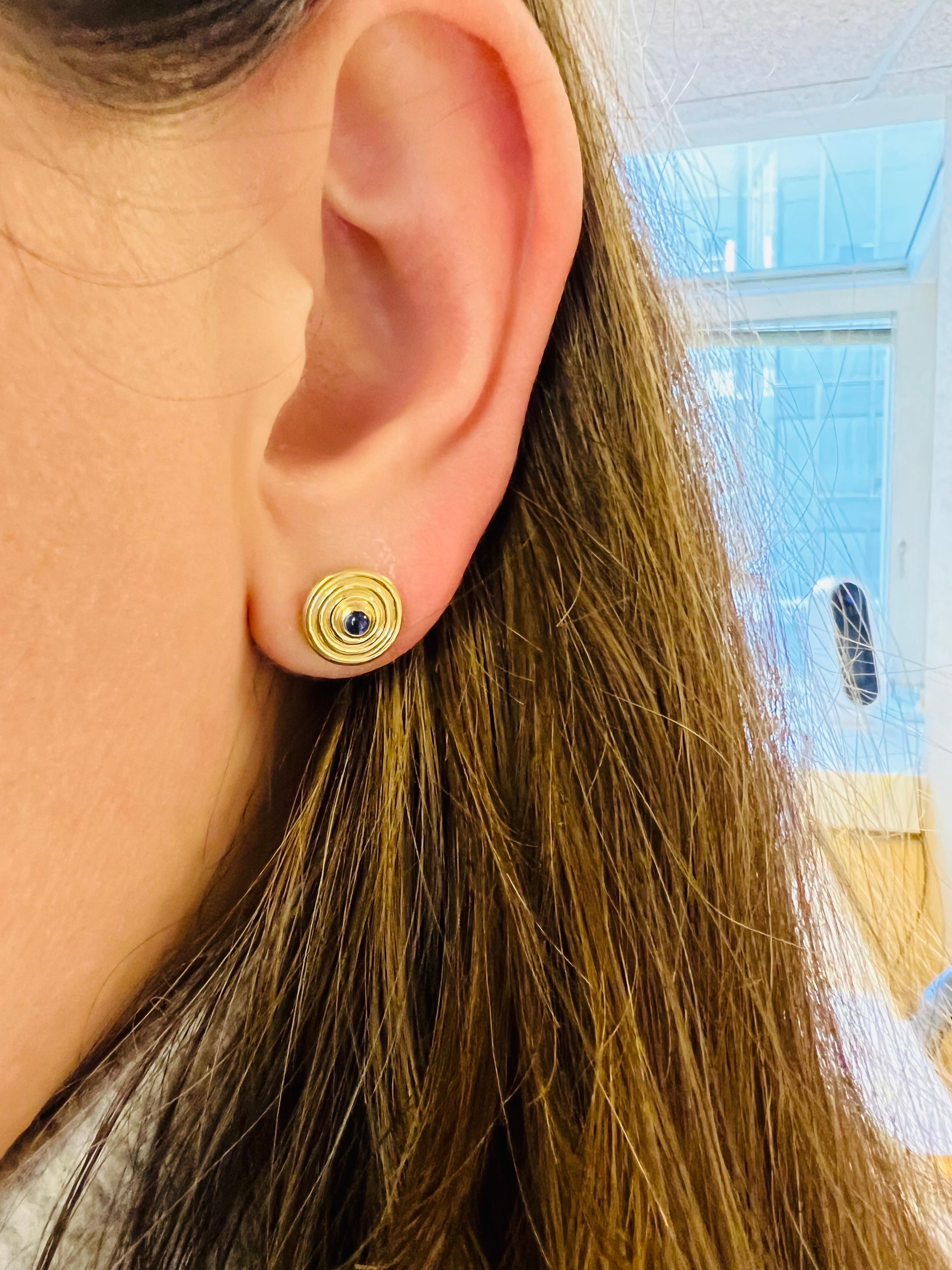 Clous d'oreilles circulaires multi-anneaux en or jaune 18 carats avec saphirs bleus cabochons Pour femmes en vente