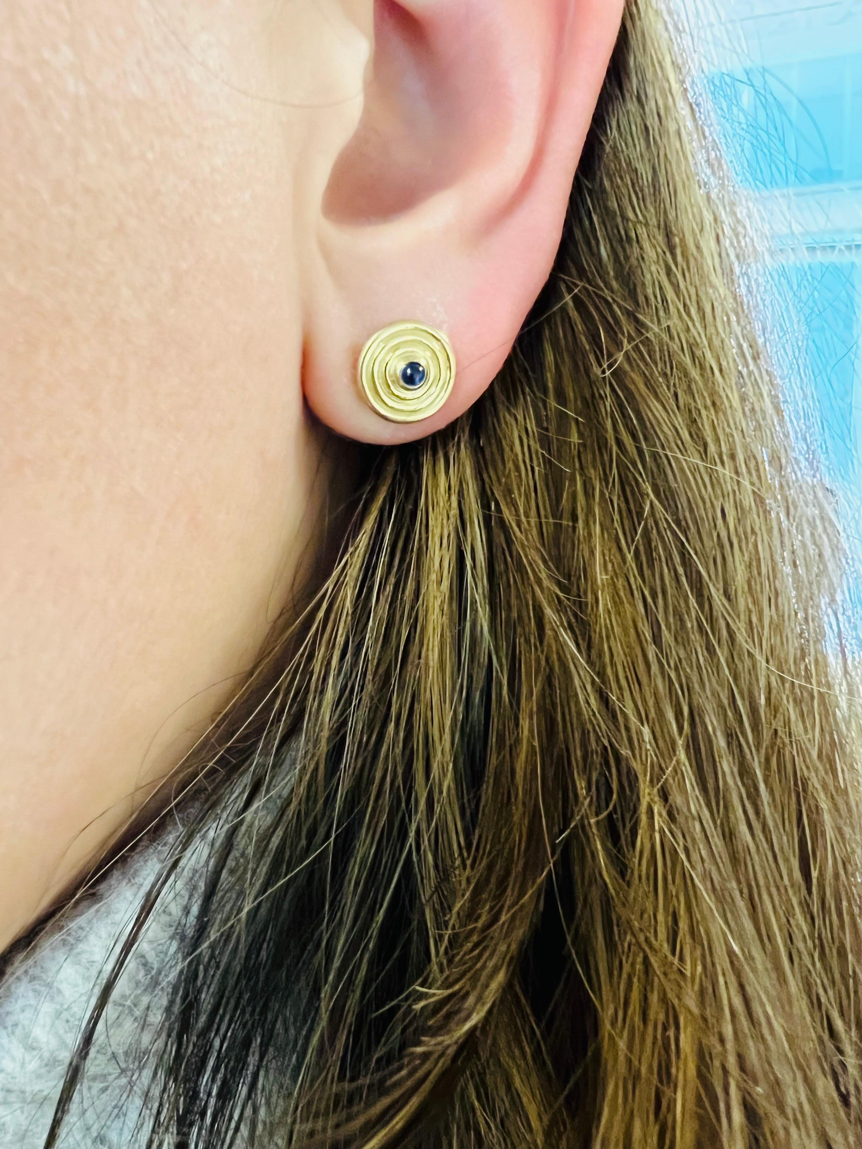 Clous d'oreilles circulaires multi-anneaux en or jaune 18 carats avec saphirs bleus cabochons en vente 1