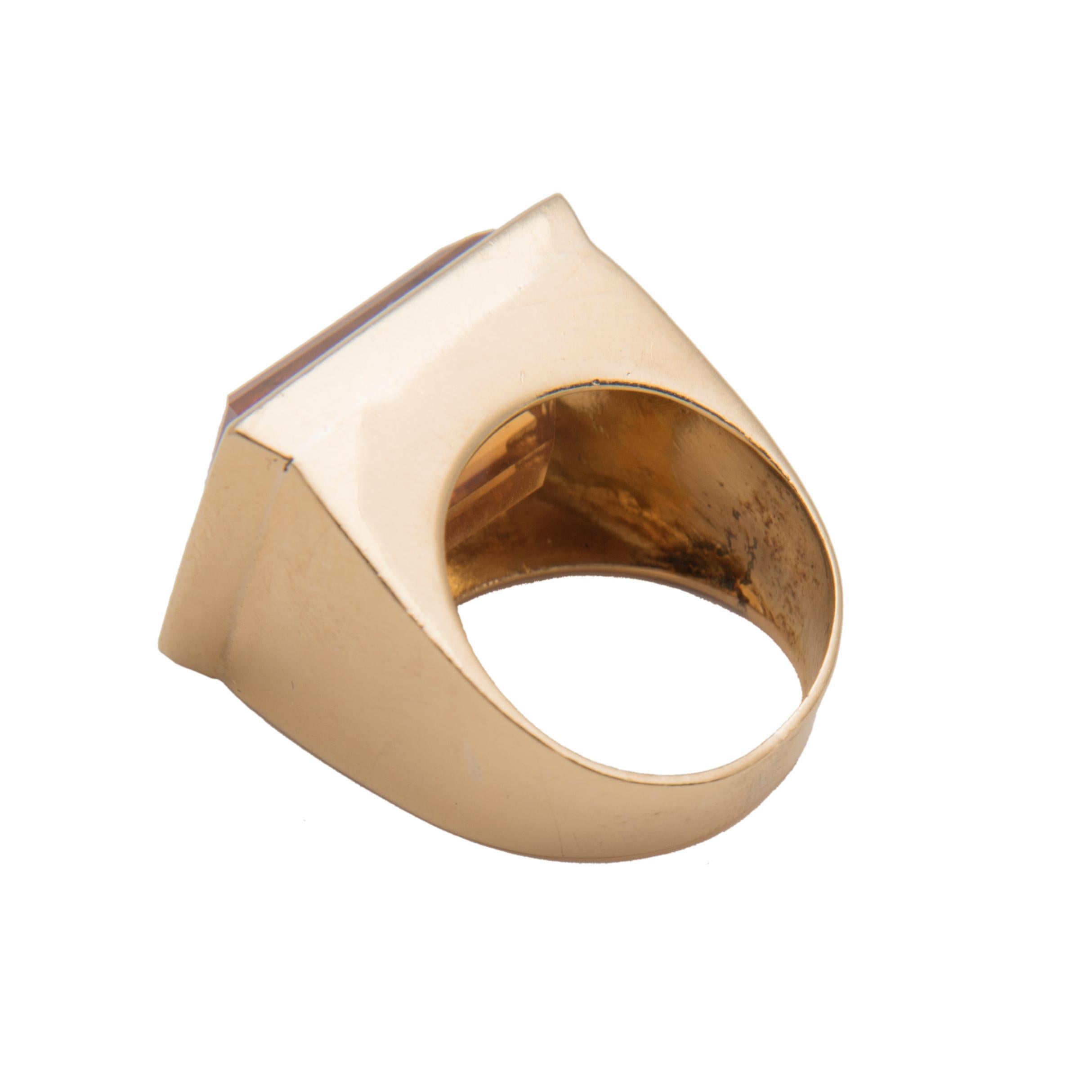 18k Yellow Gold Chevalliere Ring with a large rectangular citrine
Marked '750' and with makers mark
Size EU: 54, US: 6 3/4
Italy, 1970s
